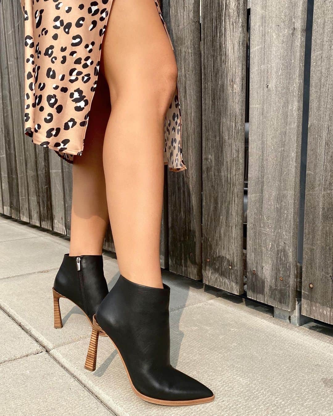 のインスタグラム：「Looking for the perfect pointed-toe bootie? The Peezle features a sleek, stack-heeled look. #vincecamuto #fall2020」