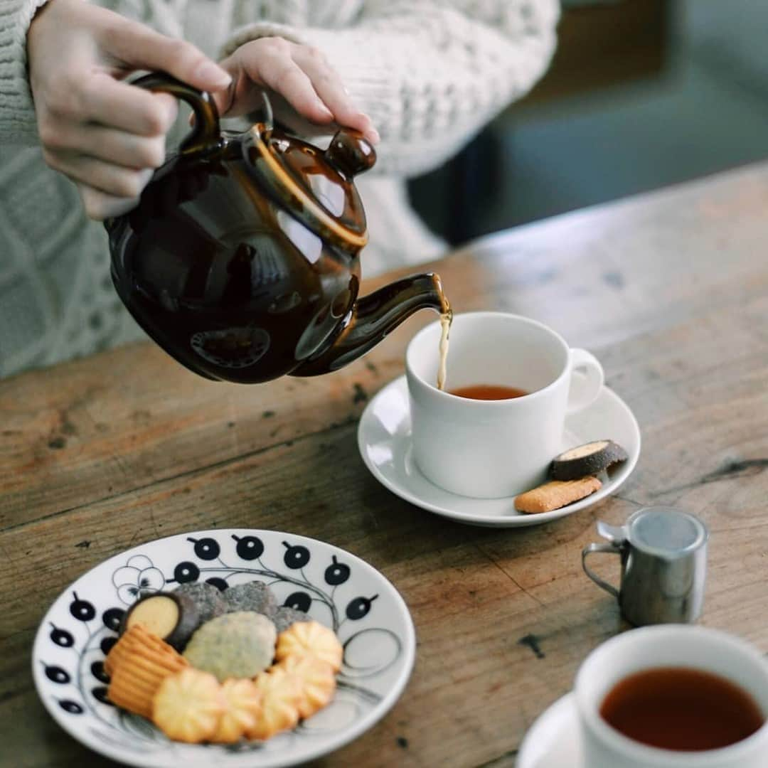 北欧、暮らしの道具店さんのインスタグラム写真 - (北欧、暮らしの道具店Instagram)「ちょっとひと息、ティータイムにしませんか？ 美味しいお茶が淹れられる「ティーポット」が入荷です。 . - - - - - - - - - - - - 紅茶の本場、英国生まれのティーポットが 3色そろって入荷しました！ マグカップ2〜3杯分の紅茶が楽しめます◎  ポットの内側に付いているのは、 目の細かいティーストレーナー。 . 触れてみると「穴を感じない」ほど滑らかで、 茶葉が穴に挟まりづらく、 掃除もしやすいのがポイントです。 . お湯を注いだときに茶葉が十分に開くよう、 深めの作りになっているので、 簡単に美味しいお茶が淹れられますよ。 . ポンっとテーブルに置かれた姿はもちろん、 キッチンの隅で出番を待っている姿も かわいらしアイテムです！ . - - - - - - - - - - - - ロンドンポタリー / ティーポット . ▶︎ プロフィールのリンクから、お値段・サイズなど詳しい情報をご覧いただけます。→@hokuoh_kurashi . 🎁「クラシ手帳2021」プレゼントキャンペーン実施中！お買いものいただいた方に、当店オリジナルの手帳を無料でお届けいたします。 . #coffee#coffeetime#tea#teatime#teapot#londonpottery#teacozy#kichen#tableware#ロンドンポタリー #ティーポット#ティーコジー#ポットカバー#おやつ#デザート#ティータイム#コーヒー#紅茶#シンプル#シンプルライフ#シンプルデザイン#暮らしを楽しむ#日々の暮らし#北欧#暮らし#北欧暮らしの道具店」10月24日 11時00分 - hokuoh_kurashi