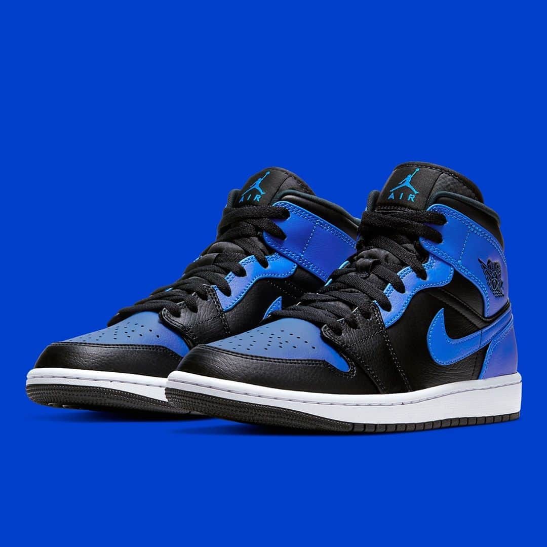 Sneaker Newsさんのインスタグラム写真 - (Sneaker NewsInstagram)「Another Air Jordan 1 Mid, built with leather, appears with a black and hyper royal pairing. For a closer look, hit the link in our bio.」10月24日 11時00分 - sneakernews