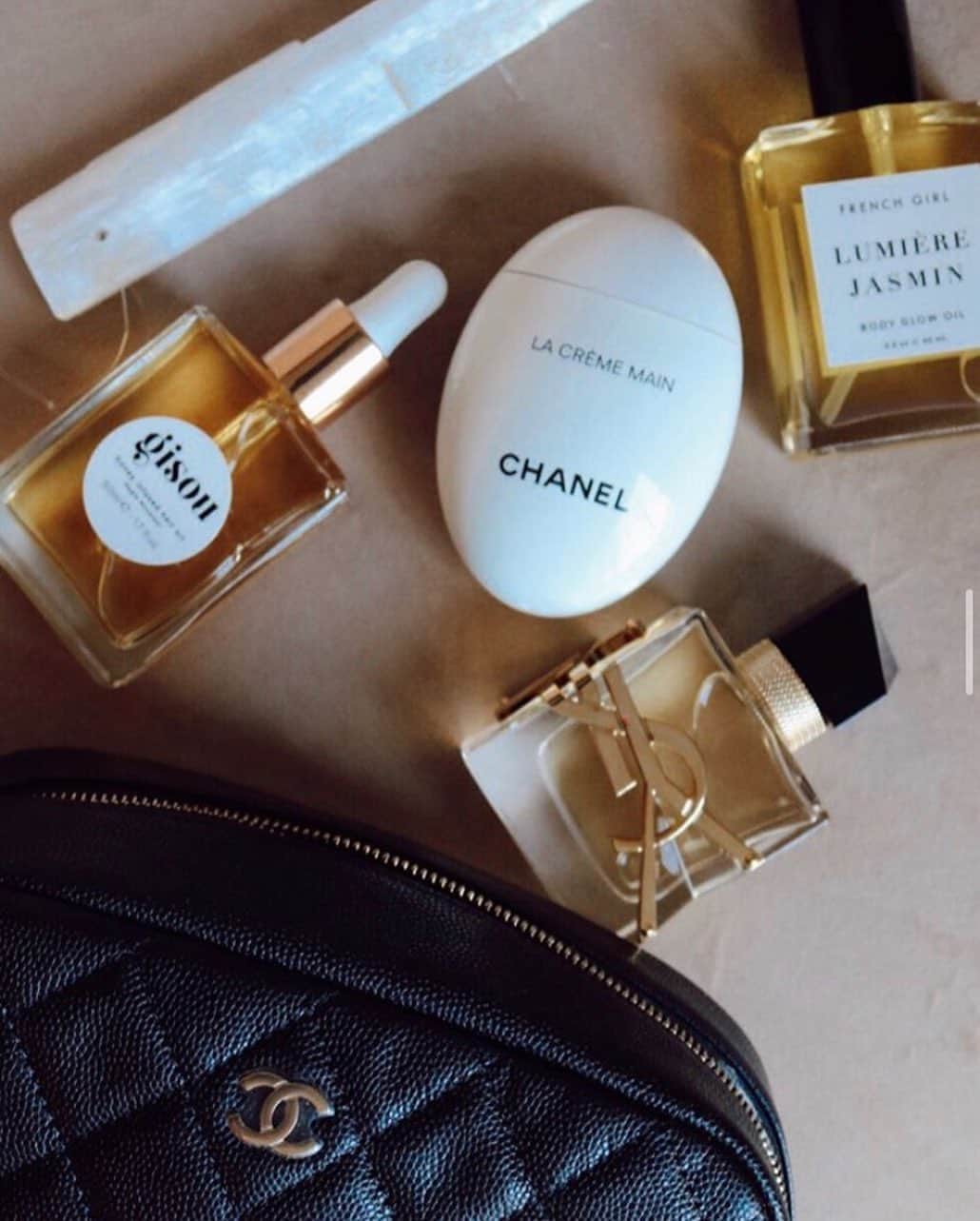 FRENCH GIRLのインスタグラム：「Feeling luxe this evening, but then again, we always feel luxe when wearing Lumière Jasmin ✨  Happy Friday, French Girls!  Photo by @alexidanielle 🤍」