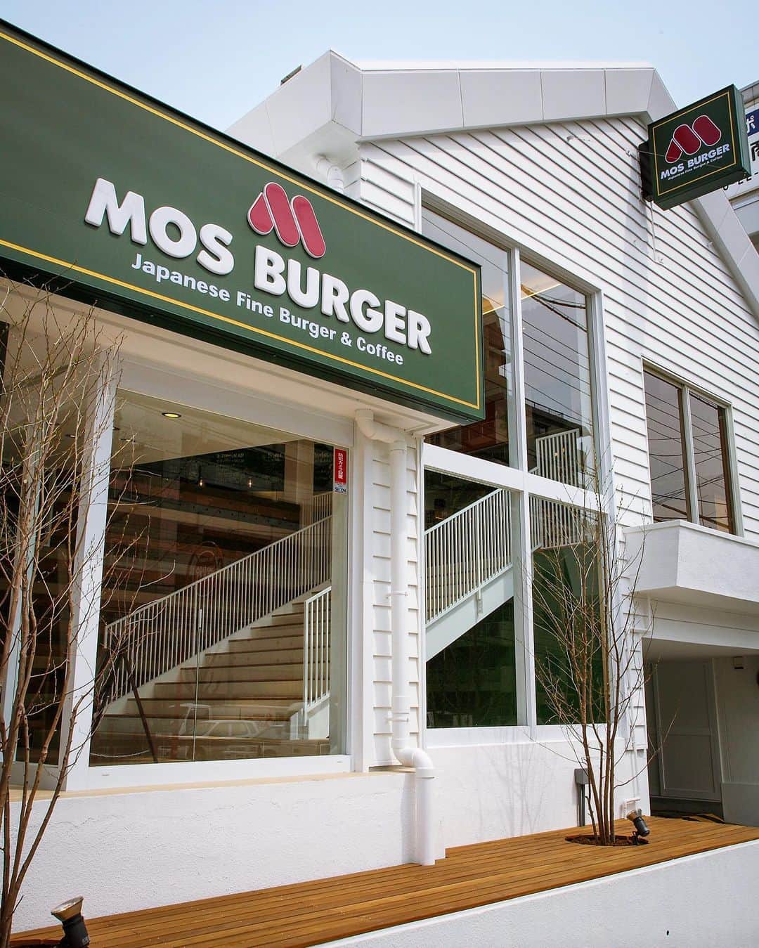 のインスタグラム：「モス店舗のエントランス♪ : ■モスバーガーJR西ノ宮店■ 兵庫県西宮市(現在は営業していません) #mosnishinomiya : #建築家 #建築 #店舗 #ショップ #デザイン #店舗デザイン #ショップデザイン #設計 #設計事務所 #インテリア #インテリアデザイン #モスバーガー #エントランス #階段 #黒板 #architect #interior #design #interiordesign #shop #shopdesign #mos #mosburger #stairs #cafe #instacafe #instashop #blackboard #一級建築士事務所haus」