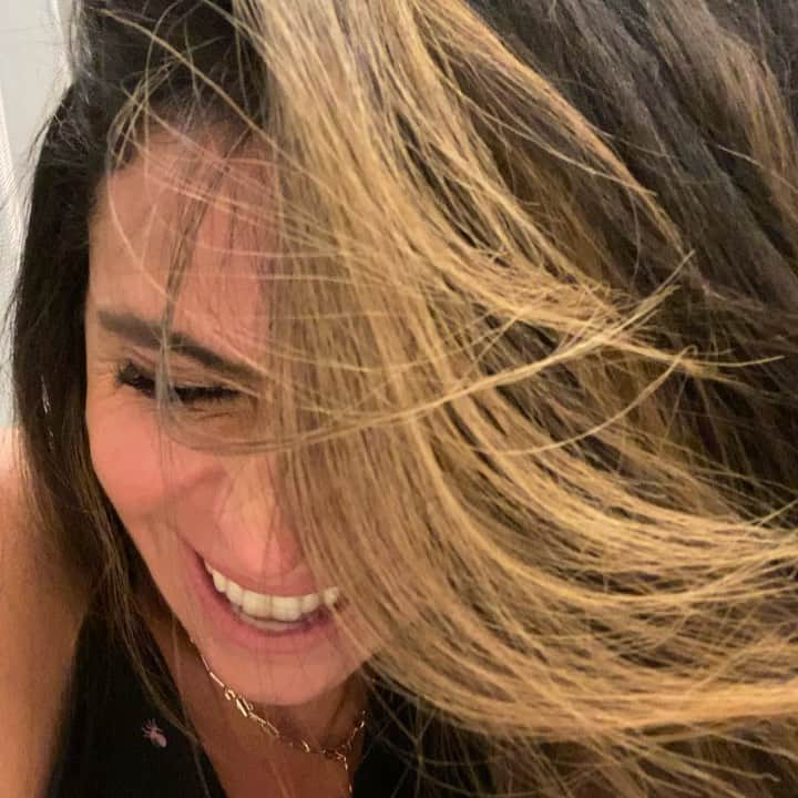Giovanna Antonelliのインスタグラム：「'Rir até a barriga doer, a única dor que merecemos sentir!' 🌈🙌🏻♥️」