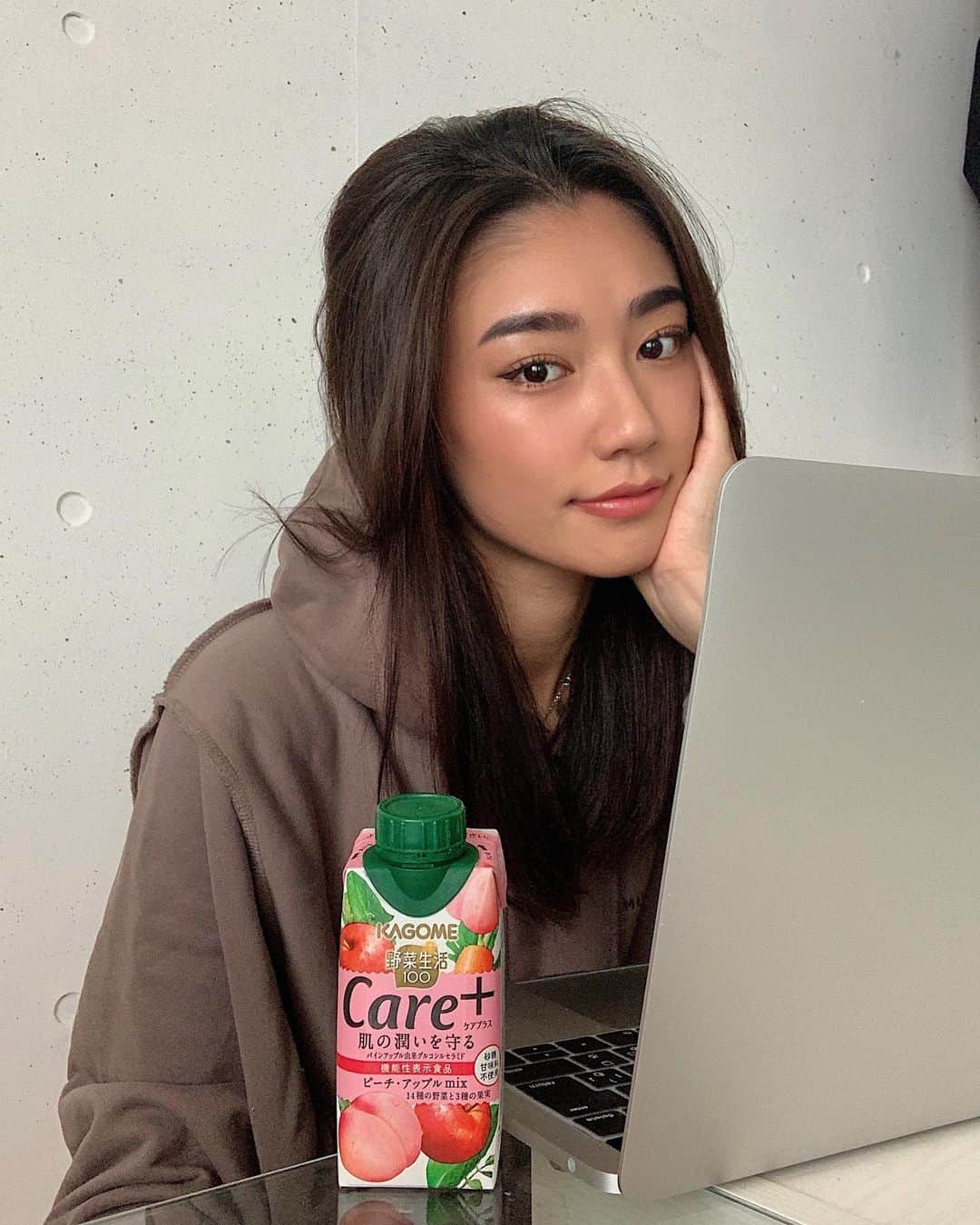 松本優のインスタグラム：「. . 一人暮らしを初めて野菜生活にはお世話になっておりますが、インナーからの保湿ケアができるドリンクが出て嬉しい〜！！💚💚💚🔥 これからの季節特に！女性には嬉しい、 “肌の潤いを守る”のに役立つ機能が報告されている成分が入っている、機能性表示食品   「野菜生活100 Care+」ピーチ・アップルmix🍑🍎 . めちゃくちゃおいしいねん🥺 このドリンクはインナーからの保湿ケアができるなんて嬉しすぎん？ 冷蔵庫にストックしとこ🤤 . @kagome_jp  #ケアプラス#野菜生活100#カゴメ#PR」