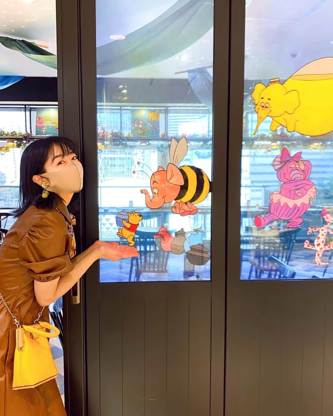 中島奈津希さんのインスタグラム写真 - (中島奈津希Instagram)「🧸👐🏻💛﻿ ﻿ ﻿ ﻿ ﻿ ﻿ 手乗り#プーさん 🍯❤️🧸﻿ ﻿ ﻿ 、、、勝手に😀❤️笑﻿ ﻿ ﻿ ﻿ ﻿ ﻿ ﻿ ﻿ #はちみつカフェ は店内も外観も﻿ めちゃくちゃ可愛いの🥺💙💙💙﻿ ﻿ ここは待機列の場所なんだけど、﻿ お姉(@nakajima_ayano )が一番早い時間で予約をしてくれてて﻿ 少し早めに到着したので﻿ 誰も待っていない間に写真が撮れました🥺💙﻿ ﻿ ﻿ ﻿ ﻿ ﻿ ﻿ 予約特典でもらえるランチョンマットも﻿ 一つ一つ絵柄が違うから楽しみの一つ😍﻿ 土日で行く方も多いのかな？﻿ ﻿ 楽しんで来てね😆❤️❤️❤️﻿ 少しでも参考になれば嬉しいです♡﻿ ﻿ ☁️☁️☁️☁️☁️☁️☁️☁️☁️☁️☁️☁️☁️☁️☁️☁️☁️﻿ #disneysisters_jp ←#中島姉妹 ディズニーまとめ﻿ #東京ディズニーランド　﻿ #くまのプーさん #プーさんカフェ　﻿ #ohmycafe#オーマイカフェ」10月24日 11時13分 - nakajima_natsuki