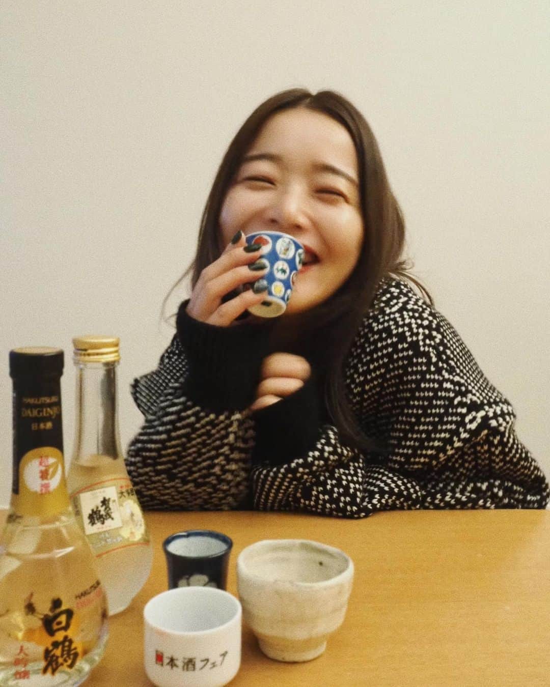 猪鼻ちひろさんのインスタグラム写真 - (猪鼻ちひろInstagram)「🍶🥴❣️ かんぱ〜い！ おうちでしっぽり乾杯するの、なんだか幸せな気分。  今日(土)と明日25日(日)にオンライン日本酒フェアがあるとのことで、お先に一杯いただきました！  こんな楽しいイベントがあるのを知らなかったのですが、日本酒にまつわる色々なことを知ることのできる素敵なイベント。 是非みなさまにもオンラインフェアを見て欲しいです🥴 #オンライン日本酒フェア #pr」10月24日 11時14分 - inohanachihiro