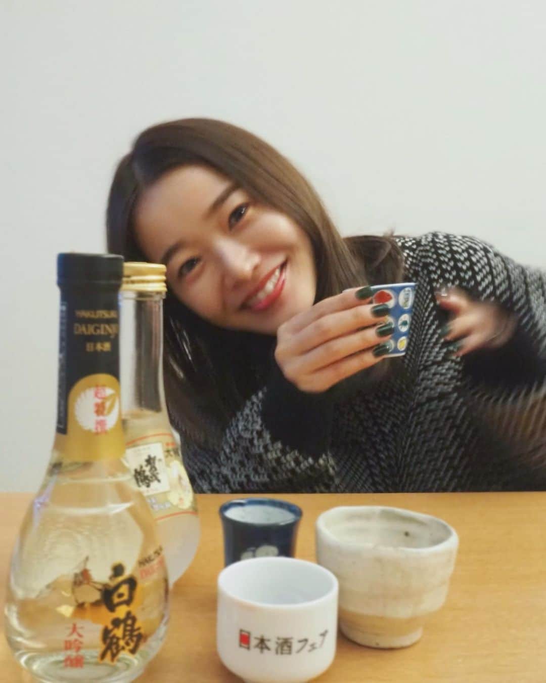 猪鼻ちひろさんのインスタグラム写真 - (猪鼻ちひろInstagram)「🍶🥴❣️ かんぱ〜い！ おうちでしっぽり乾杯するの、なんだか幸せな気分。  今日(土)と明日25日(日)にオンライン日本酒フェアがあるとのことで、お先に一杯いただきました！  こんな楽しいイベントがあるのを知らなかったのですが、日本酒にまつわる色々なことを知ることのできる素敵なイベント。 是非みなさまにもオンラインフェアを見て欲しいです🥴 #オンライン日本酒フェア #pr」10月24日 11時14分 - inohanachihiro