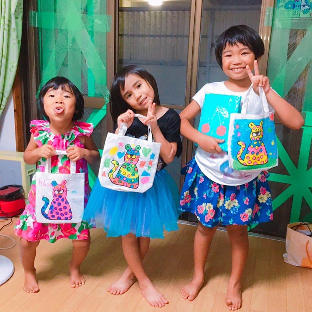 上地春奈さんのインスタグラム写真 - (上地春奈Instagram)「GOTO沖縄ラスト😂  帰るたびに成長感じて愛しさが止まらない姪っ子にも会えて嬉しかったぁ😍❤️  可愛い❤️可愛い姪っ子三姉妹。 右から、長女のあんみ❤️次女ななみ❤️三女りいみ❤️  ・  後ろの台風対策のガムテープよ😂🤣 もう剥がせや！つって😂🤣  ・  お土産で買って行った、自分で好きな色塗って作るカバン🎶  ・  個性🤣😂 みんな可愛く塗れてて良い感じ🎶  ・  りいみの顔よ🤣😂  ・  マニキュアも自分で塗ってオシャレしてるけど、鬼ハミ出てて🤣😂  ・  色が黒いから、ピンク似合わないらしいんだけど、鬼ピンクが好きらしい😂🤣👋  ・  三姉妹とも久しぶりの再会で、話したいことがいっぱい❤️ 見てもらいたい事がいっぱい❤️で、 沖縄弁激しめで、 春奈ねーねー、春奈ねーねー！と呼ばれるたびに、春おばさんは嬉しくて幸せだった🤣😂❤️👍  ・  前のインスタに載ってなかったから、友が遊びに来てくれた写真😂😆  インスタ途中直したり出来ないし、行間には、・ 入れないといけないし、難しい😂🤣💦  ・  そんなのは、いいとして😂🤣👋  ・  友とやちむんの里に行った時🎶  緑の中キレイだから、写真撮ろうって言ったら、 ハートの形作って写真撮ろう！って言われて😆😂🤣  ・  今😂🤣？？  ・  つって、笑ってしまった🤣😂 このポーズ今やってる人いる😂🤣😆⁉️  ・  はぁ。  ホント2泊3日とかで帰るの初めてで、鬼短かったけど、日々濃厚、楽しすぎて、でぇーじ笑って最高だった🤣😂  夢から 今は現実の😂🤣 激寒の東京の、ホットカーペットの上😂🤣  東京に帰る日の朝、 友のお母さんが、大量に持たせてくれた楚辺ポーポー（沖縄のクレープ？みたいなお菓子）  東京の女ぶって、 オシャンティーに、バニラを添えてみました。  東京でまた頑張るぞ💪  ブログの更新も頑張るぞ 😂🤣  気分を害する方がいるかもしれないので、追伸です。  マスクは、写真撮る際にだけ外して他の時はずっとマスクして行動してました。  #上地春奈 #パラダイス沖縄 #濃厚過ぎる日々酒盛り三昧🎶 #友と家族に感謝♡ #サンセットファーム沖縄菊ミネーション🎶 #世界遺産座喜味城🎶 #アイラブ読谷村楚辺 #東京でまた頑張るぞ」10月24日 11時25分 - uechi_haruna
