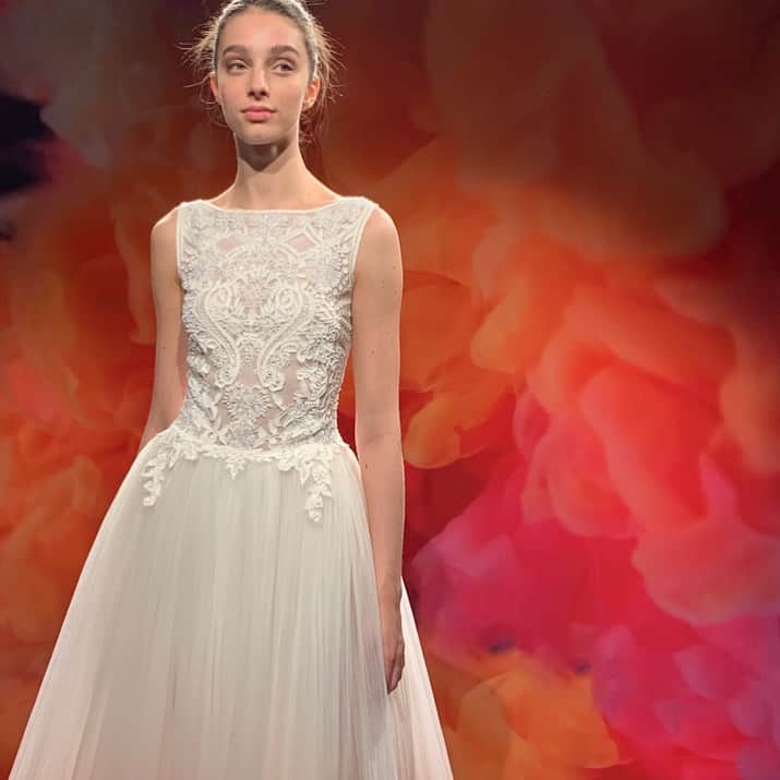 のインスタグラム：「New🎶 . Dress: #naeemkhanbridal  . #felicevitabellissima #weddingdress #ウェディングドレス #ウエディングドレス試着 #フォトウェディング #結婚式準備」