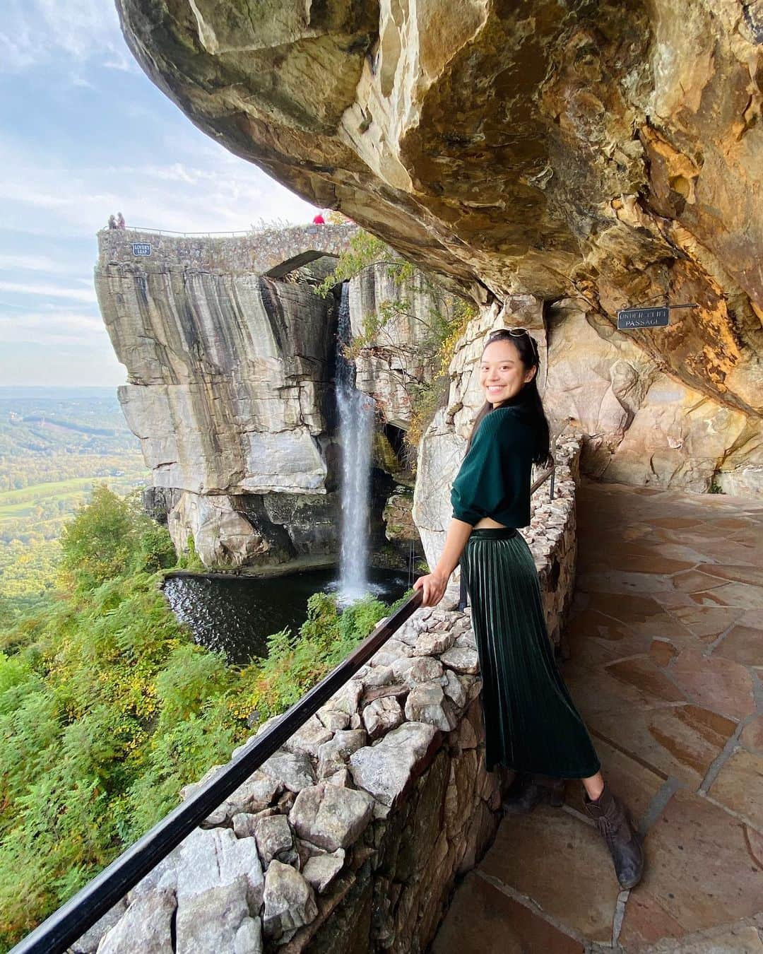 ローラ・ゼンのインスタグラム：「taking it on the rocks🍃⛰🌎」