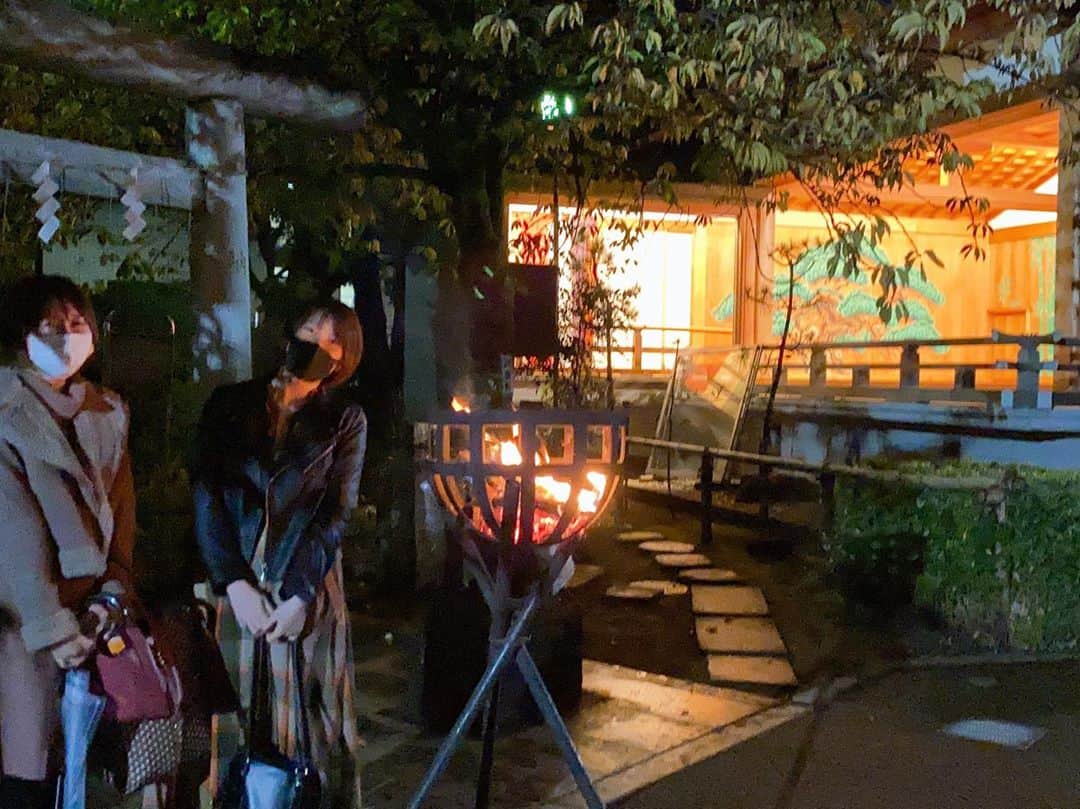 兼田恵さんのインスタグラム写真 - (兼田恵Instagram)「昨夜は薪能を観てきました 薪のぱきぱきという音と耳心地のいい唄いあげるような台詞回しとで異世界のようでした… 面白い文化だなぁ日本大好き。  #鳩森八幡神社 #鳩森薪能 #薪能」10月24日 11時21分 - earl_megu