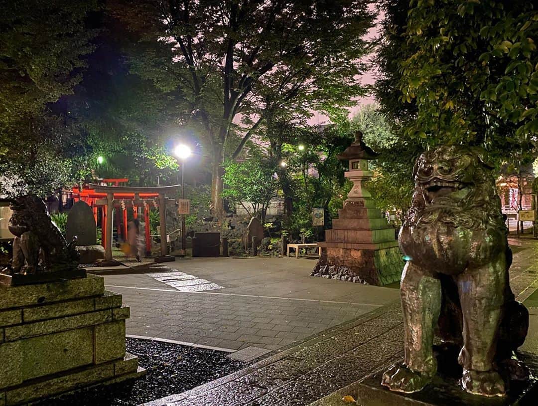 兼田恵さんのインスタグラム写真 - (兼田恵Instagram)「昨夜は薪能を観てきました 薪のぱきぱきという音と耳心地のいい唄いあげるような台詞回しとで異世界のようでした… 面白い文化だなぁ日本大好き。  #鳩森八幡神社 #鳩森薪能 #薪能」10月24日 11時21分 - earl_megu