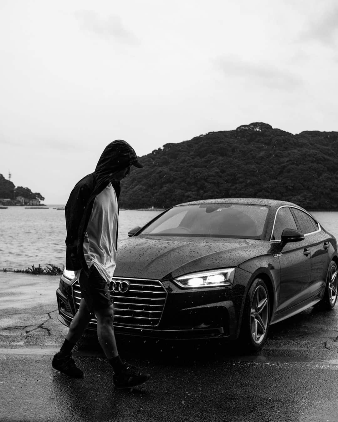 山中海輝のインスタグラム：「"ライフシェアサロン"10日間無料お試しキャンペーン✌️ メンバーを募集再開します🤩  そして　@yukibrand さんのウェットスーツと僕が撮影したキャンバスプリントを抽選で計7名様にプレゼントさせてもらうプレゼントキャンペーンを本日から@life_share_salon 内で開始しますのでそちらにも参加していただけます✨ 参加の詳細は以下からご確認ください🙋‍♂️  ・ ・ ・  僕のサロンでは主に ・ ・ ・ ・毎日記事 (スワイプして内容確認してみてください！主に人生、サーフィン、カメラetc... 過去418記事全て見れます。) ・プレゼントキャンペーン (ウエットスーツ・時計・カメラレンズ・お土産) ・サーフィンセッション (みんなで集まってサーフィン) ・アシスタント募集 (海外・国内出張) ・オフ会・イベント ・映像コンペ  を行なっています。  年齢はもちろん関係ないです！興味のある方は ・お名前 ・生年月日 ・メールアドレス  だけ僕にDMください！ 10日間無料キャンペーンにご案内します！  これからもメンバーと共に新たなことに取り組んだり映像制作したりサーフィンしたりしようと未来の話しをしていてライフシェアサロンの今後が楽しみです！  とりあえず10日間無料なので覗いてみてください😌 ちなみに無料期間終了後は月額¥990です👌  @life_share_salon のインスタでは活動内容や少し記事も見れるのでぜひ覗いてみてください✍️」