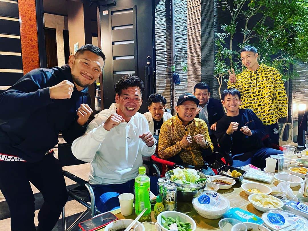 ストラッサー起一のインスタグラム：「昨日は僕と下拓とで笹嶋さんの自宅でバーベキューに招待して頂きました😊  お洒落な自宅で色々見させて貰ってやっぱこだわりの一軒家は最高だなと🥰  お肉もめちゃくちゃ美味しくて大量に頂いてタンパク質もスーパーチャージ出来て体的にも一石二鳥でした💪  笹嶋さん、皆さん昨日はありがとうございました😊  また宜しくお願い致します🙇‍♂️  おす！」