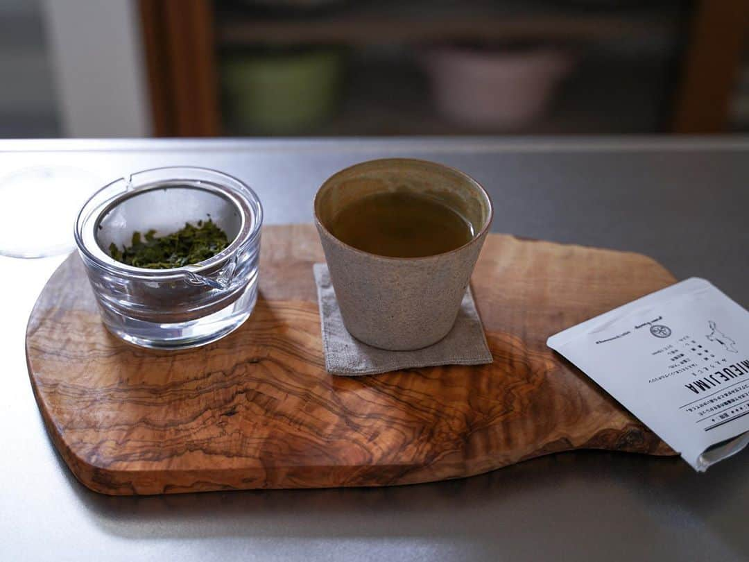 しょこさんのインスタグラム写真 - (しょこInstagram)「ㅤㅤㅤ お茶の美味しい季節🍵  子供のころから緑茶は好きだけど うちには急須がなかったので疎遠に… 何かいいのないかな〜って探してたら #透明急須 を見つけて一目惚れ！！  この急須は持ち手がないのに熱くならず 簡単な作りなので洗いやすい✧ グッドデザイン賞も受賞している 透明急須お気に入りです( ˊᵕˋ ) ▷ @senchado_tokyo  ㅤㅤㅤ ㅤㅤㅤ そしてお試しさせてもらってた 北川半兵衛さんのお茶セット。 ▷ @gion_hanbee   京都の祇園には実店舗のカフェがあり 抹茶のスイーツが美味しそう！！ いつか食べに行ってみたいです♡ 行ったことある方いますか？ ㅤㅤㅤ ㅤㅤㅤ #祇園北川半兵衞 #お茶の時間 #お茶のある暮らし #pr #暮らし #心地よい暮らし #暮らしを楽しむ #シンプルな暮らし #丁寧な暮らし #日々 #透明急須」10月24日 11時24分 - sho.ko_ie