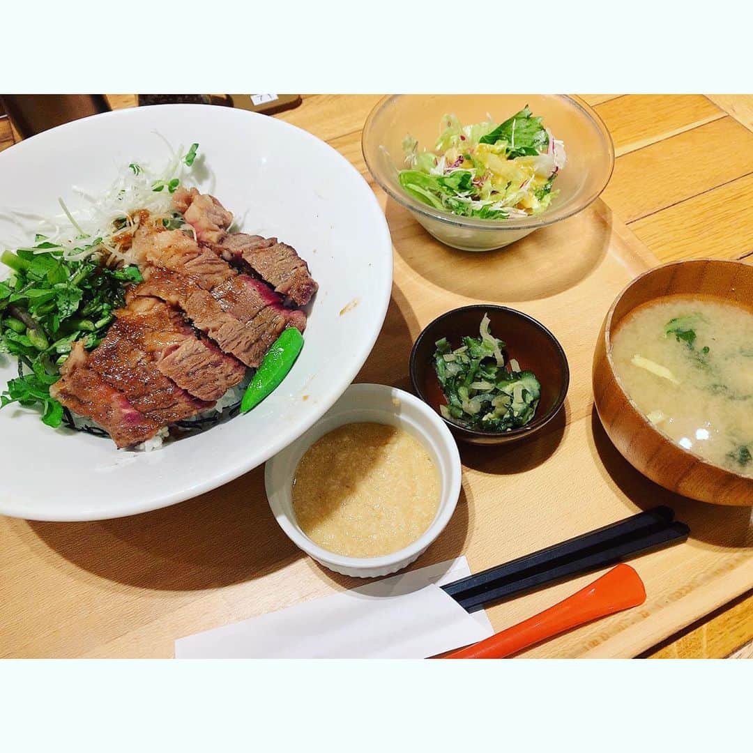浜浦彩乃のインスタグラム：「最近食べ物ばっか投稿してるけど気にしないで🙋‍♀️🙋‍♀️笑  これが浜浦スタイルです。笑  昨日、初めておぼんdeごはんに行ってきました！！  なんか、お洒落な女子達が行ってるイメージだったので笑  確かに、ヘルシーな物が多くて女子に人気な理由が少しわかりました🤔  柚子おろしうどんみたいなやつも美味しそうなのでまた行きたいです！！  #浜浦彩乃 #おぼんdeごはん #ステーキ丼」