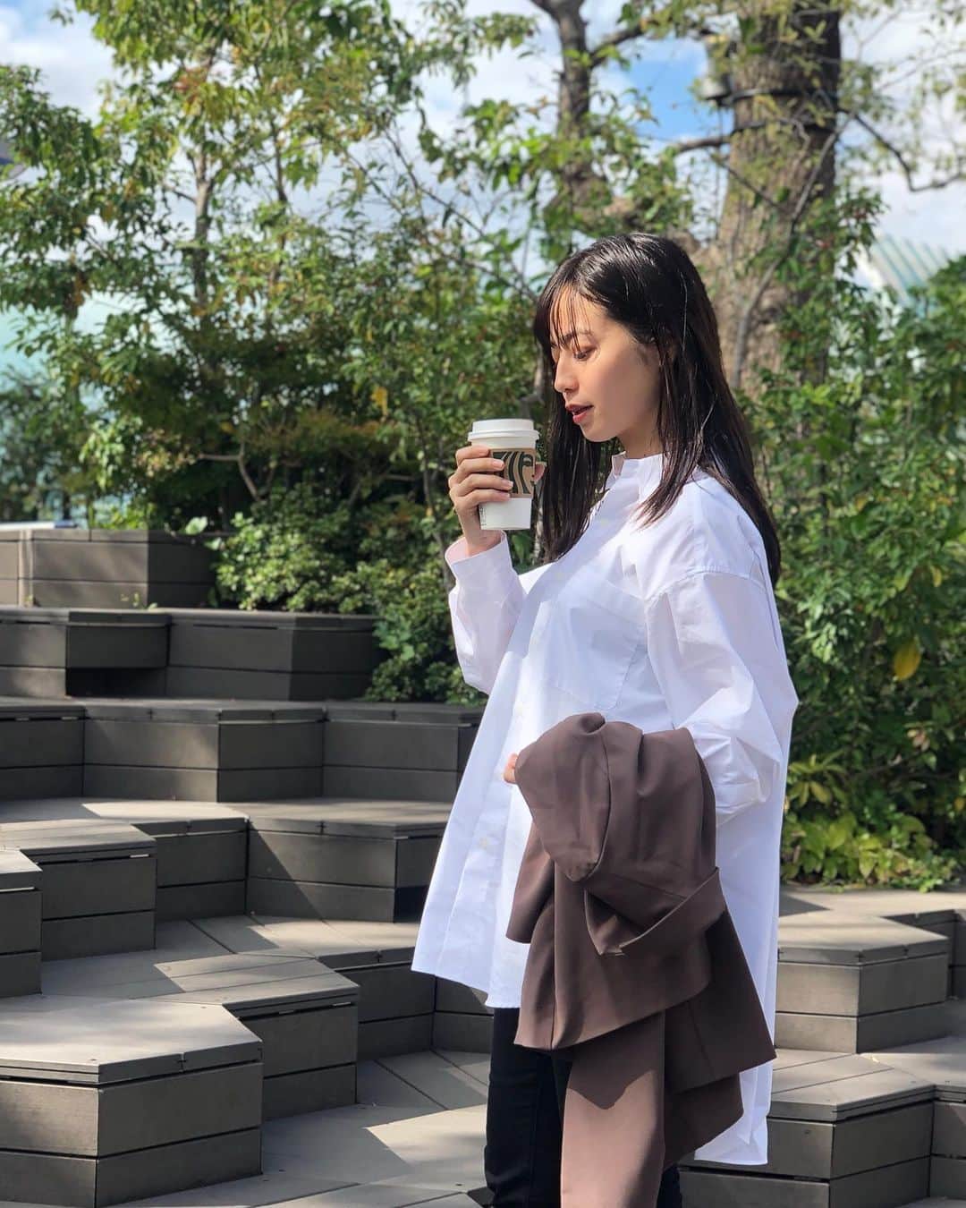伊藤沙織のインスタグラム：「@aresense_official のロングシャツは、オンオフ使える着回し抜群アイテム☺️後ろが長くなっているので、お尻まわりもカバーできてありがたい🦛💕ハリのある布地で、シワになりにくいのもポイント✨ニットベストやフーディ、ジャケットなどとあわせて着るとまた違って見えて良き🥰 . #aresense」