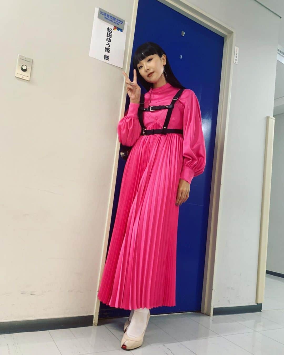 Young Juvenile Youthのインスタグラム：「関ジャニ∞さんの「ジャニ勉」に出ます！観てね💓 10月28日（水）関西テレビ　 深夜0：25～1：20  ゲストは私と俳優の小手伸也さんでしたー🙌🏻 アメリカ留学時代によくやってたbeer pongってゲームを皆でやって楽しかった😊  #関ジャニ #小手伸也 #松田ゆう姫  ワンピース👗 @chikakisada  #一目惚れのワンピース」