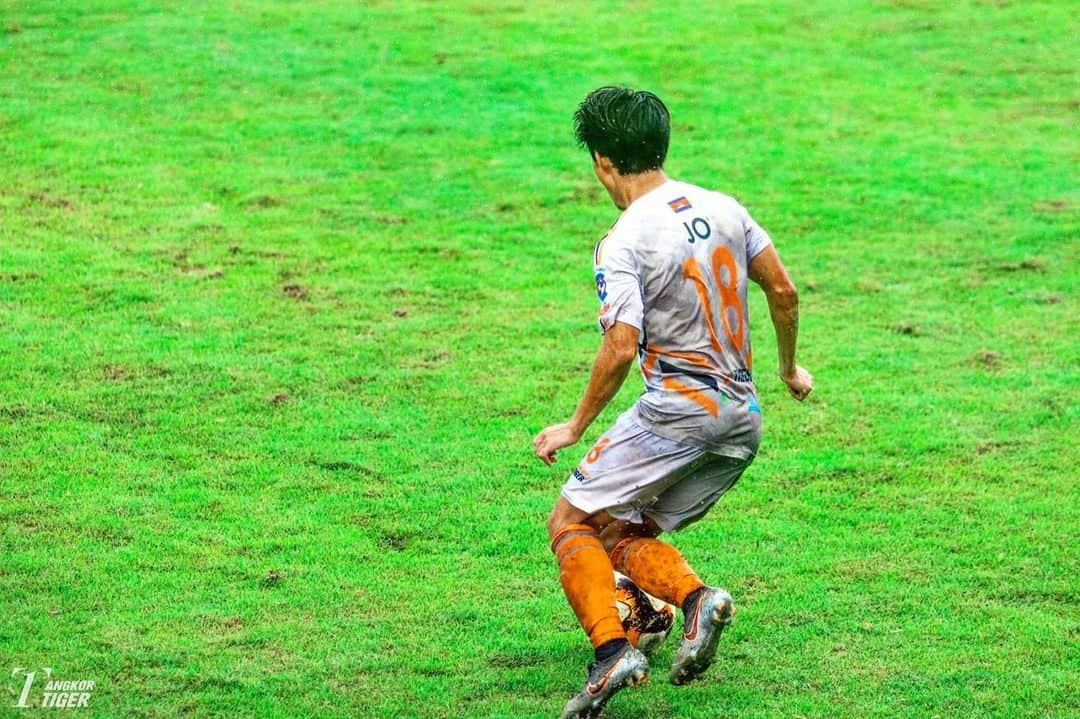 杉山丈一郎のインスタグラム：「Last match of the season🔥 Let's fight together!! ・ 今シーズンラストマッチ！ 楽しもう🔥 ・ ・ ・ #Cambodia #siemreap #football #soccer #matchday #southeastasia  #lifestyle #journey  #カンボジア #シェムリアップ #サッカー #サッカー選手 #アスリート #海外在住 #海外移住 #海外生活 #海外好きな人と繋がりたい  #東南アジア #海外サッカー #サッカー好き #サッカー好きな人と繋がりたい #サッカー少年　#サッカー小僧　 #ユーチューブ　#ユーチューバー　#ジョガドールTV #YouTuber #筋トレ好き #筋トレ好きと繋がりたい」