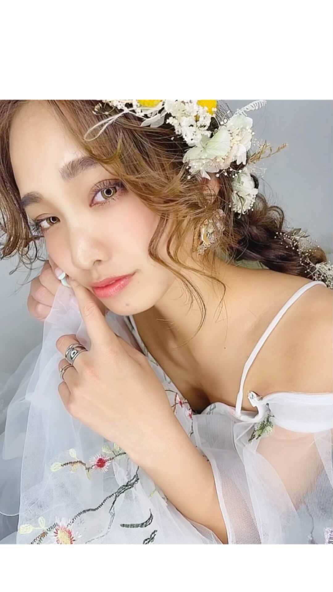 のインスタグラム：「75億分の一人と出逢う奇跡♥️ すごいことやよね(๑′ᴗ‵๑) 大輔さんとの映え撮影の様子を動画でお届け〜！ これは絶対リールに⏯と思ってた♡ @daisuke_5511 @b_b_j.j  * * ヘアは前から撮って映えるように サイド編みおろしに ヘッドアクセももりもりに💐✨ ピアスは @mari_ca27 ♡ フィードで見てくれてる人は リールに飛んでくれると もっと全画面で見れるのでリールへ▶️💕  * * * #ブライダルヘア#ホリージョ#花嫁ヘア#編みおろし#サイド編みおろし#まりなはん#カラコンレポ#poplens#サロンモデル」