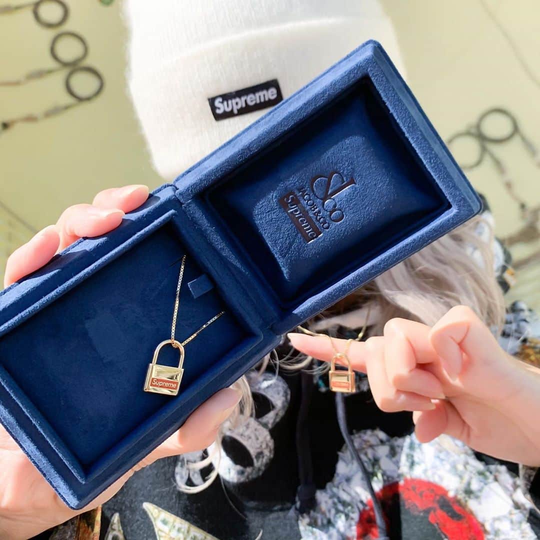 Supreme Mihoのインスタグラム：「🔥🔥🔥 ✩ "Jacob & Co." ⚡️14K Gold Lock Pendant ✩ ぎゃんかわ🥺❤️ Supreme神が降臨した👼🏻✨ 時計は店舗販売なし系🤓 ✩ @supreme_leaks_news @supreme__hustle @strictlypreme @supcommunity @dropsbyjay @mrbld @suptalk  #supreme #jacob  #supremenyc #supremenewyork #supremejapan #supremeheat #supremeteam #supremejacob #jacobandco #supremeboxlogo #boxlogo #hypeaf #hypefeet #streetwear #streetstyle #streetgirl #supremegirl #シュプリーム #ストリートファッション #ストリート #ジェイコブ」