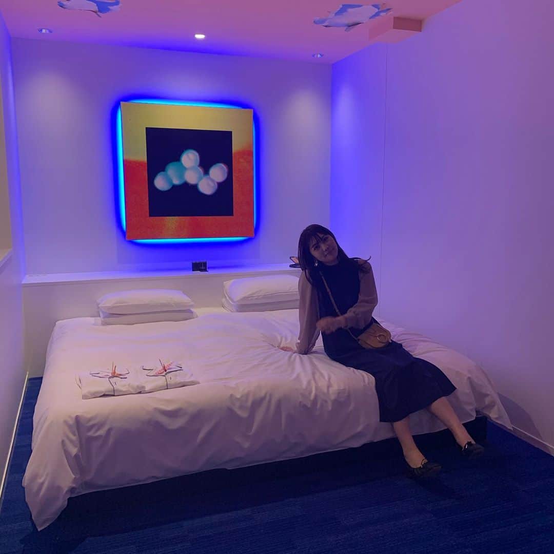 横島亜衿さんのインスタグラム写真 - (横島亜衿Instagram)「京都ではとんだ林蘭さんのプロデュースのお部屋に泊まったよ🐒 ここのホテルのお部屋どこも素敵だった〜」10月24日 11時45分 - _aeri_yokoshima