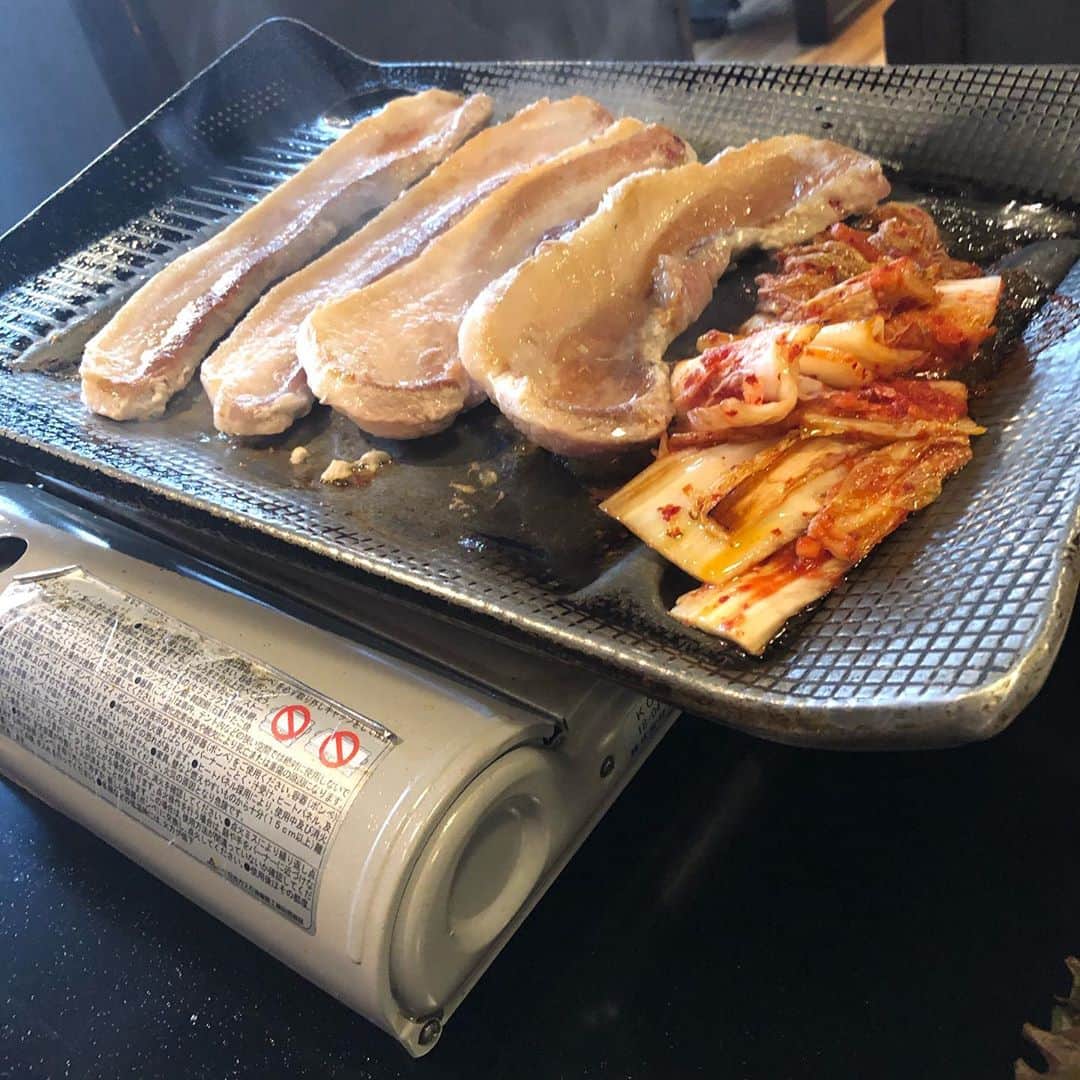 のインスタグラム：「先日、サムギョプサルを食べながら  「第1回クズ男選手権」  ある程度大人になって人を見る目を養ったはずなのに見抜けなかったクズ男の行動、言動、話に花を咲かせてきました。 あ、今の所2人で開催爆笑  #av #風俗嬢 #熟女 #サムギョプサル #第1回クズ男選手権 #勝手に開催 #2人で爆笑」