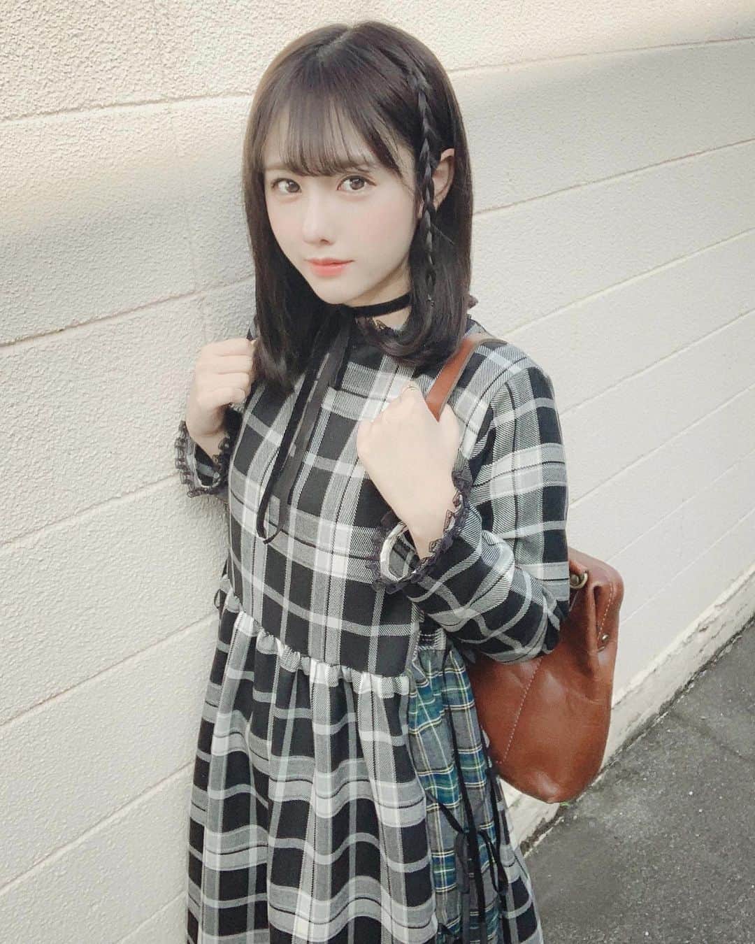 緑川百々子のインスタグラム：「ALIGHTさんの栞のワンピース下ろしました。背筋が伸びるね」