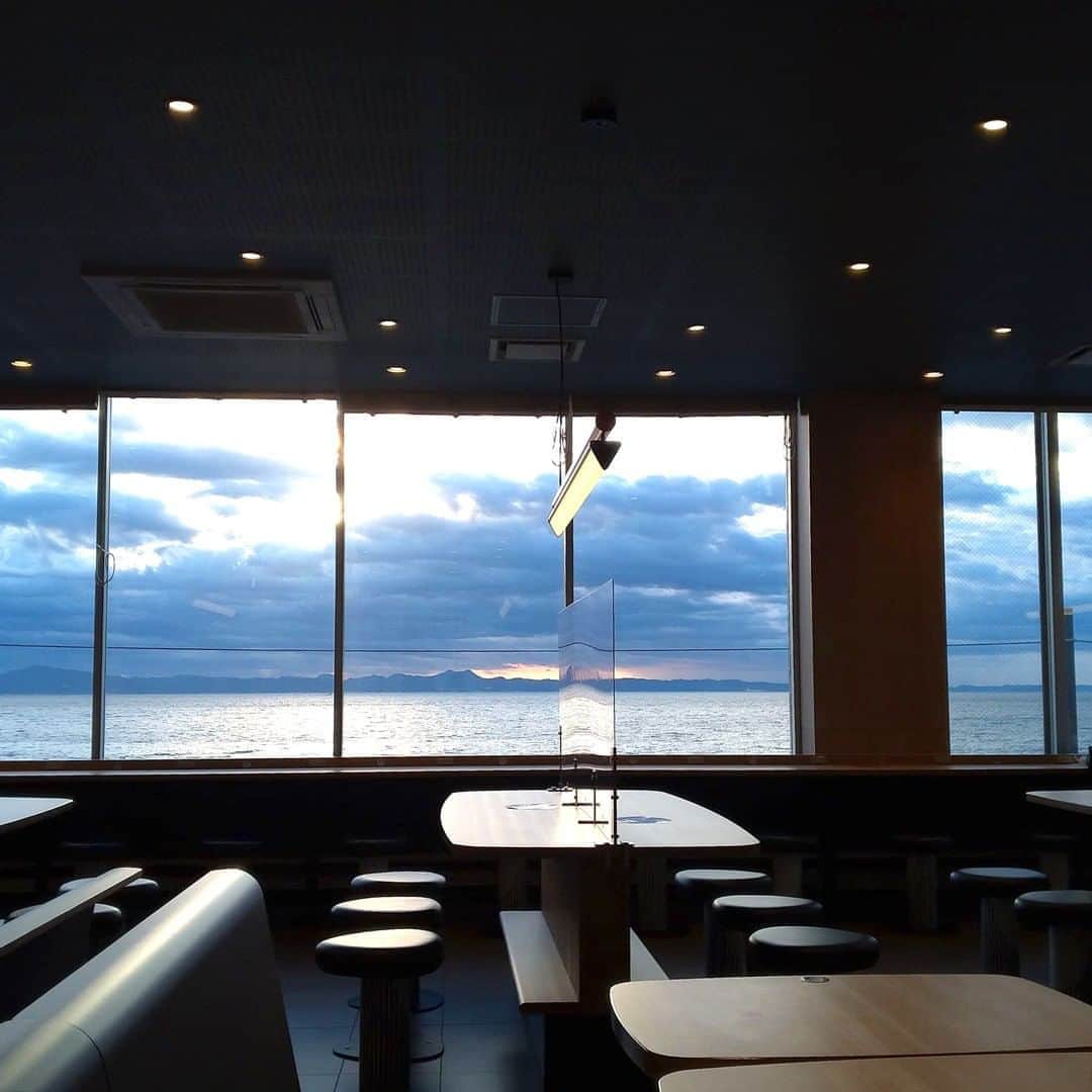 【公式】オーシャンリゾートホテル マホロバ・マインズ三浦さんのインスタグラム写真 - (【公式】オーシャンリゾートホテル マホロバ・マインズ三浦Instagram)「今朝は三浦海岸で朝マック。 三浦海岸のマクドナルドは景色が最高で、特に朝日が差し込む時間が一番好きです。窓の外の景色が絵みたいですよね。  ちなみに、朝マックではソーセージエッグマフィンが好きです😋  #朝日 #太陽 #日の出 #東京湾 #マクドナルド #秋空 #サンライズ #朝陽 #gotoトラベル #マクド #朝日が好きな人と繋がりたい #朝マック #田舎の風景 #ソーセージエッグマフィン #sunrise #スローライフ #テレワーク #移住 #田舎暮らし #igで繋がる空 #二拠点生活 #移住生活 #移住計画 #三浦 #マホロバ #三浦半島 #maholovaminds #マホロバマインズ #三浦海岸 #マホロバマインズ三浦」10月24日 12時00分 - maholova_minds_miura