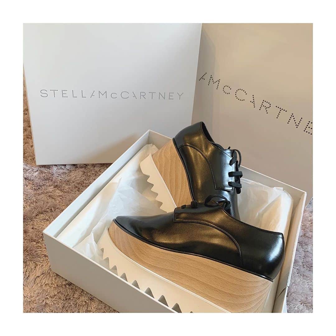 末永みゆのインスタグラム：「ずっとずっとずっと欲しかった靴。  新しい靴は晴れた日の午前中がいいということで やっと履けます🥰🥰  #stellamccartney #ステラマッカートニー  #厚底  #大切にする」