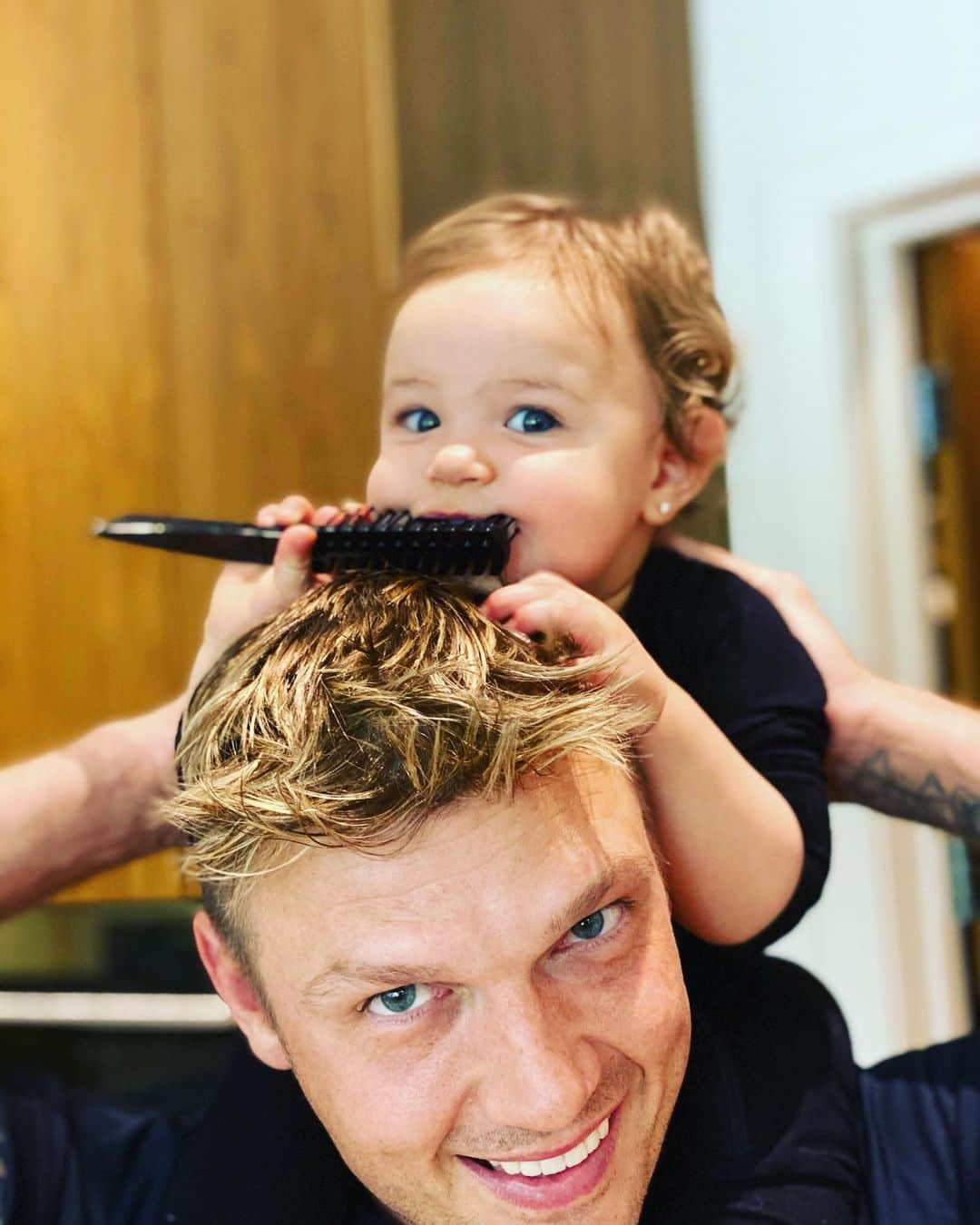 ニック・カーターさんのインスタグラム写真 - (ニック・カーターInstagram)「All that I want is a haircut 💇‍♂️ ❤️❤️❤️☺️😂 . . . . . . . .   😂. #daddydaughter #girldad #fatherhood #parenthood #daddysgirl😘 #daddyslittlegirl #littleprincess #daddydaughterday #princess #fatheranddaughter」10月24日 11時54分 - nickcarter