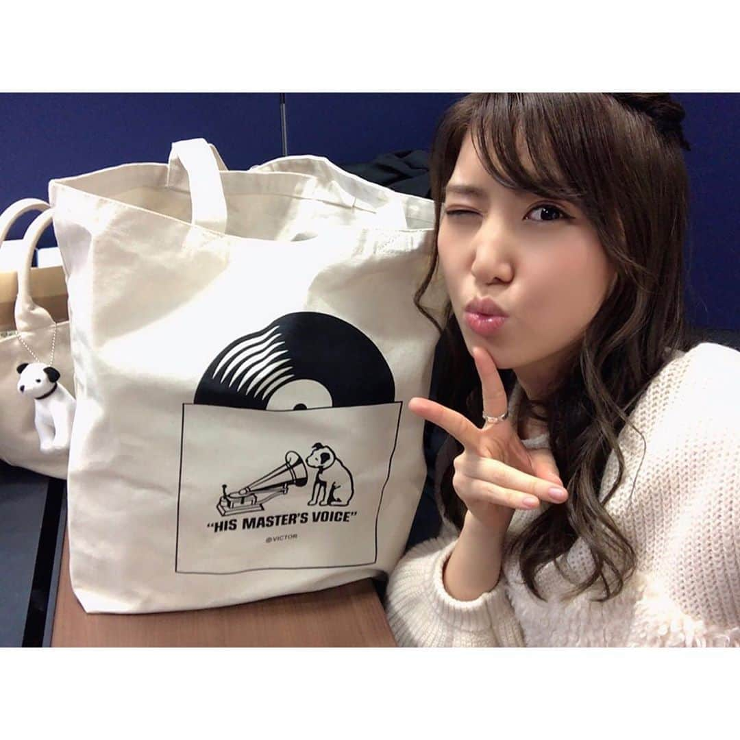 おかゆさんのインスタグラム写真 - (おかゆInstagram)「🐶🎸🎙🌠🌈 . 📣新装盤発売まであと【4日】💿‼ . 今日の夜は久しぶりに #おかゆんのステイホームライブ 🏡 予定しております🎥❣️ . ストーリーズに20時か21時〜で アンケート取らせて頂いているのですが 今のところ21時になりそうかな？🤗💓 中には、明日のお仕事を心配して 20時にしてくださっている方も…🥺 お気遣いありがとうございます💕 . ゆる〜くお付き合いください📱💗 写真はおニューの ニッパーくんグッズと🐶❤ . #インスタライブ #レフティーギター #弾き語り #ニッパーくん #トートバッグ #レコード #nipper」10月24日 11時55分 - okayu_dayu