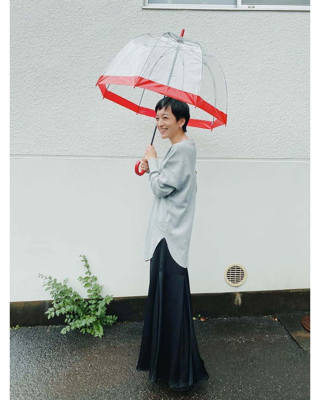 高山都さんのインスタグラム写真 - (高山都Instagram)「昨日から発売になった @framework.jp とのコラボのサーマルとスカート。 カジュアルなものに、艶のある柔らかなシルエット合わせるバランス好きだなー。 tops skirt @framework.jp  bag @isabelmarant  umbrella #fulton @moonbat_online_shop」10月24日 11時56分 - miyare38