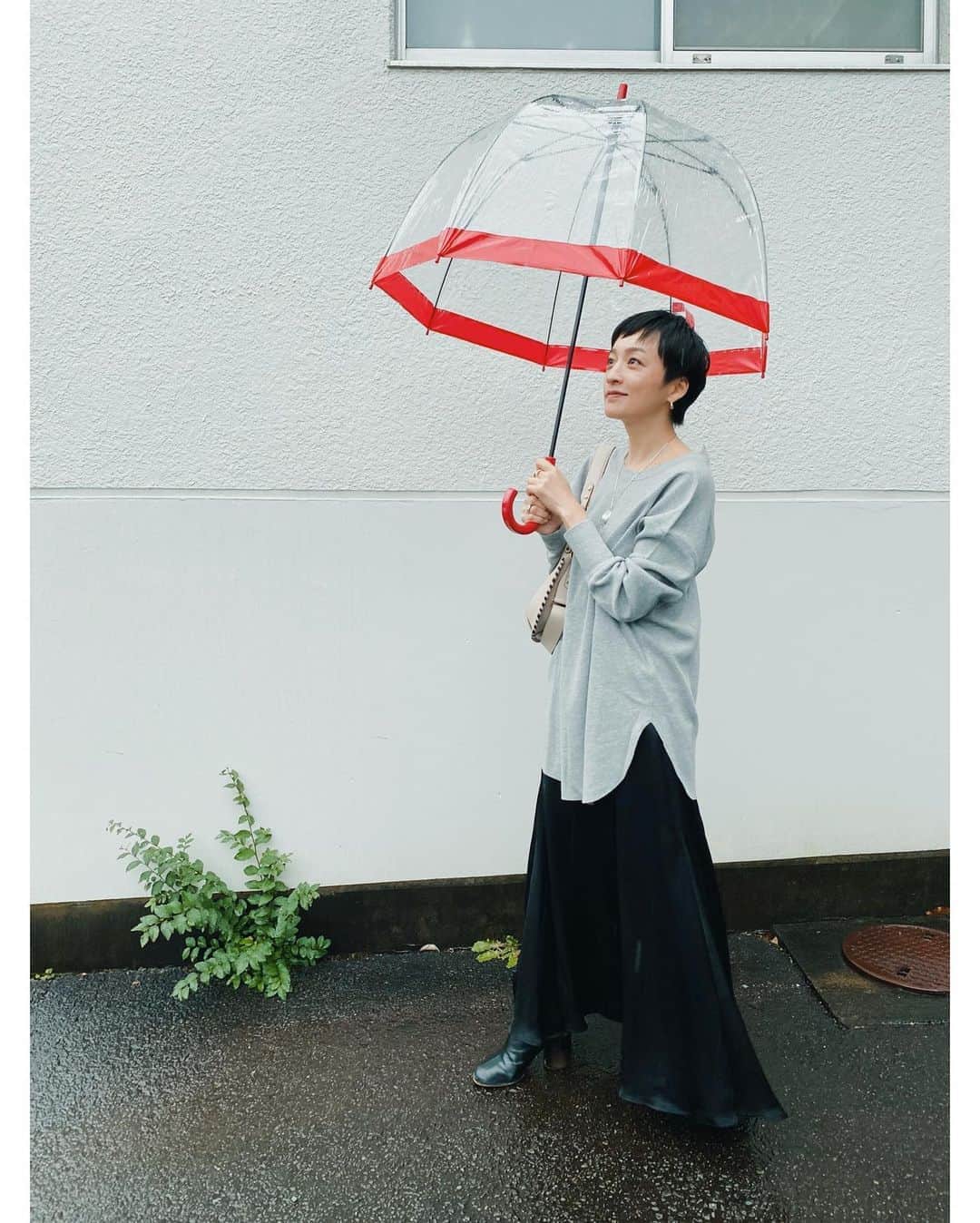 高山都さんのインスタグラム写真 - (高山都Instagram)「昨日から発売になった @framework.jp とのコラボのサーマルとスカート。 カジュアルなものに、艶のある柔らかなシルエット合わせるバランス好きだなー。 tops skirt @framework.jp  bag @isabelmarant  umbrella #fulton @moonbat_online_shop」10月24日 11時56分 - miyare38