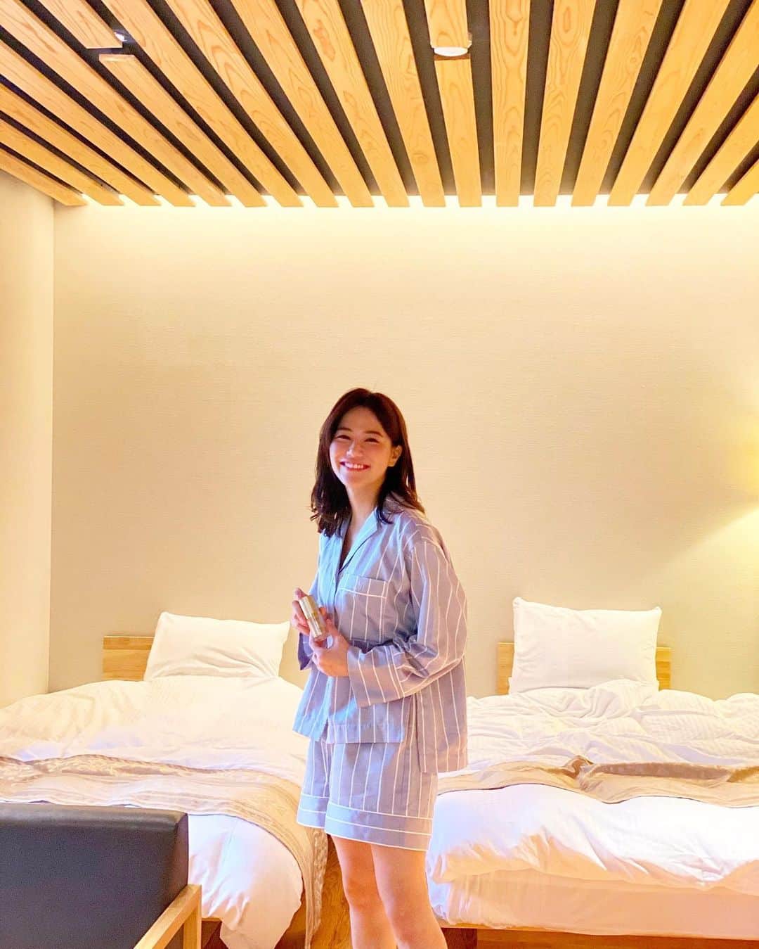 石井里奈さんのインスタグラム写真 - (石井里奈Instagram)「こんにちは☀️ . 高知旅行で宿泊した隈研吾建築のホテルのマルシェユスハラでの朝ごはん💕✨ 栄養たっぷりで朝から幸せだったなぁ🥺 . そして、お肌の調子がかなり良くてお肌艶々なのわかりますか？🥺✨ . というのも、最近本気の夜美容を始めました😘✨ 睡眠中のお肌にとってのゴールデンタイムにケアしてくれる、リッツのオーバーナイトセラム✨ @lits_beauty  . これを夜寝る前につけてあげるだけで、ハリ・ツヤ・弾力をもたらす頼れる美容液なの💕入眠後3時間後がお肌にとってのゴールデンタイムといわれていてそこでしっかりケアしてくれるから美肌に近づくのだとか🥺❤️ . 植物幹細胞配合でEGF含有カプセル（キラキラした金色のやつ）で、美容液なのに値段が3500円くらいでかえちゃうからびっくり❤️ お肌も本当に乾燥悩み知らずでしっとりするのでぜひ試してみてください💕 最近はドラックコスメも侮れないですね！本当に中身がよくて安いのは最強です💕 . ホテルの部屋もとってもおしゃれで可愛かったので思わず夜美容しながらたくさん写真撮っちゃいました❤️ pajamas... @snidel_home_official  . 今日も一日頑張っていきましょう❤️ . #りなまるグルメ #りなまるメイク #スキンケア #LITS #コスメ #美容液 #オーバーナイトセラム #プチプラコスメ #ドラコス #プチプラ #コスパ #植物幹細胞 #美肌 #すっぴん #艶肌 #おすすめコスメ #美容好き #美容 #美肌ケア #睡眠 #高知旅行 #隈研吾 #高知県 #朝ごはん #japanesecosmetics #建築 #建築家 #高知 #朝ごはん #breakfast #和食」10月24日 12時10分 - ri7tin1025
