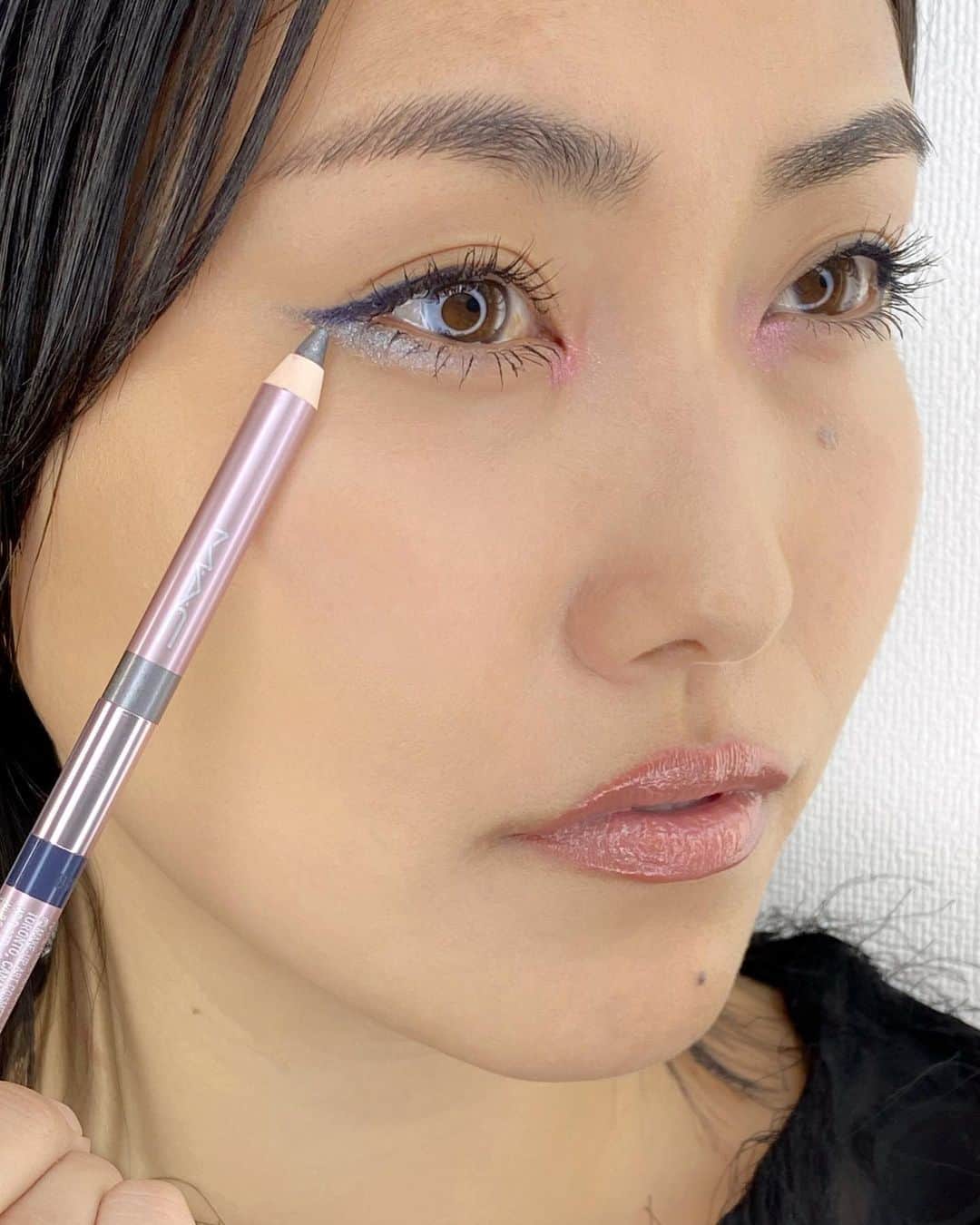 M∙A∙C Cosmetics Japanのインスタグラム：「AWトレンドを絡めてアイライナーを主役に💕下まぶたからラインをつなげることで、骨格が美しく見えます✨ぜひトライしてみて。 ㅤ 【使用製品】 EYES: ＜アイライナー＞ ☑︎M·A·C パワーポイント アイ ペンシル: ショート フューズ/ ゼニス/キャン ユー チル？ ＜アイシャドウ＞ ☑︎エクストラ ディメンション フォイル アイシャドウ: エクスプローシブ ケミストリー（目頭） シルバー ベルズ（下まぶた） LIPS: ☑︎リップ ガラス /トゥインジーズ! ㅤ #MACFrostedFirework #macクリスマスコフレ2020 #MACHoliday #MACCosmeticsJapan #MACCosmetics #MAC #MACコスメ #マックコスメ #コスメ#コスメ紹介#コスメ好き#コスメレポ #化粧品 #デパコス #コスメ部 #コスメマニア#トレンドメイク#秋メイク#メイクテク#アイメイク#アイシャドウ#グラデーション#スモールアイシャドウ#キラキラ#キラキラメイク#アイライナー#カラーライナー」