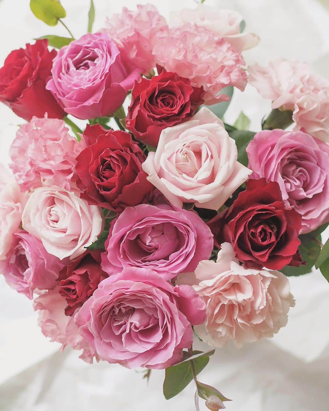 ASUKAさんのインスタグラム写真 - (ASUKAInstagram)「.﻿ 今年も残り少なくなってきたね🌹﻿ ﻿ 楽しい1年で締めくくれますように💕﻿ ﻿ ﻿ #薔薇 #rose #roses #ブーケ #花束 #花のある暮らし #おうち時間 #丁寧な暮らし #flowerporn #flowerpower #flowerstagram #floweroftheday」10月24日 12時03分 - a.asuka.a
