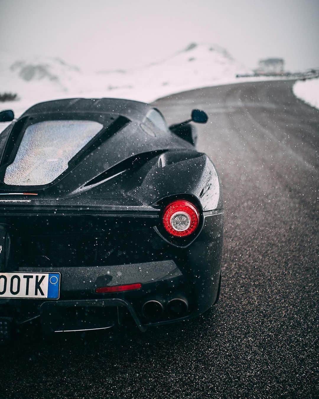 CARLiFESTYLEさんのインスタグラム写真 - (CARLiFESTYLEInstagram)「All black LaFerrari with some snow🥵 Photo by @stephan_bauer  @powerslidelover #carlifestyle」10月24日 12時03分 - carlifestyle