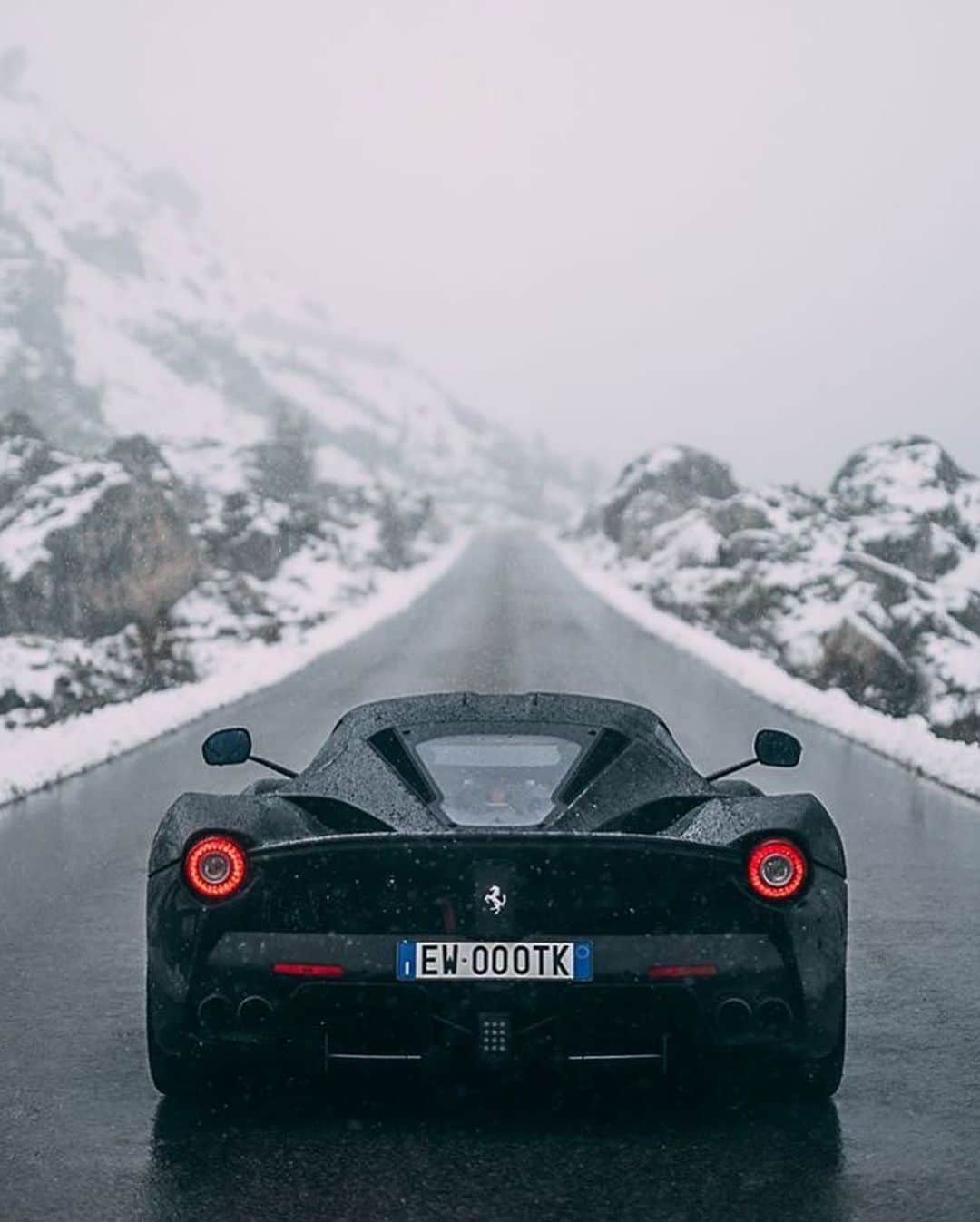CARLiFESTYLEさんのインスタグラム写真 - (CARLiFESTYLEInstagram)「All black LaFerrari with some snow🥵 Photo by @stephan_bauer  @powerslidelover #carlifestyle」10月24日 12時03分 - carlifestyle
