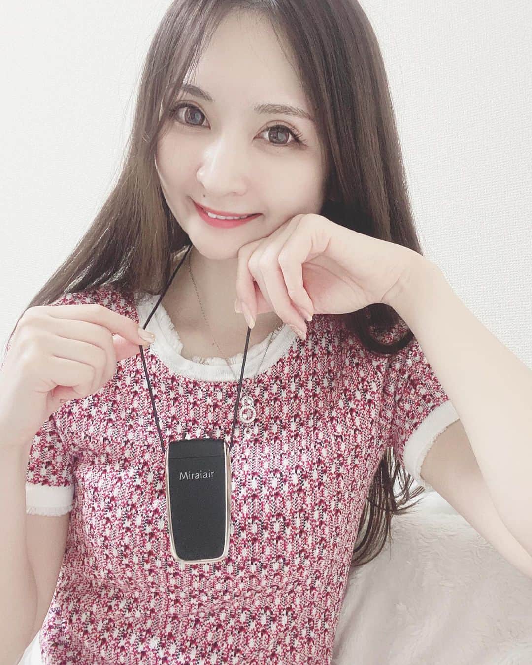 藤後 沙織 とうごさおりのインスタグラム：「風邪予防やウイルスブロックに、 @_mirai_japan のMIRAIAIRという空気清浄機兼マイナスイオン発生器を使ってるよ☻ 首からかけれて、デザインもおしゃれだから近所のお散歩にもオフィスにも持っていっています🏢 ・ ✔︎タバコの副流煙や花粉をブロック、いつでもクリーンエアが得られる。 ✔︎タバコの煙を３０秒で除去。 ✔︎ホコリ、ウイルス、細菌、PM2.5などの空気中の浮遊物質を隔絶することができる。 ✔︎室内消臭、風邪予防、喘息、長時間のパソコン疲れにも効果的 ・ ギフトにも喜ばれそうだよね☻ 家族にもプレゼントしたい♥︎ ・ #MIRAIAIR #MIRAIAIR携帯型空気清浄機 #空気清浄機 #携帯型空気清浄機 #マイナスイオン発生器 #花粉症対策 #PR」