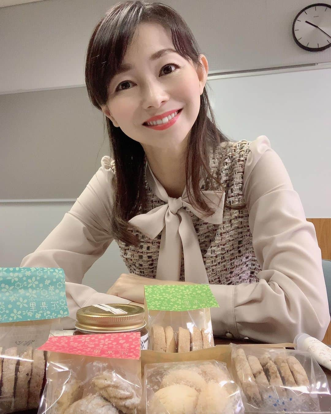 荒生暁子さんのインスタグラム写真 - (荒生暁子Instagram)「伊丹から✈️松山へ出張  控室で待ち時間が1時間半あったので 道後温泉周辺を散歩 就労支援のお菓子屋さんで 美味しそうなクッキーがたくさん❤️ スタッフに配りました。  お仕事を無事に終えたあとの 名物の鯛めし❤️」10月24日 12時06分 - akikoarao0904