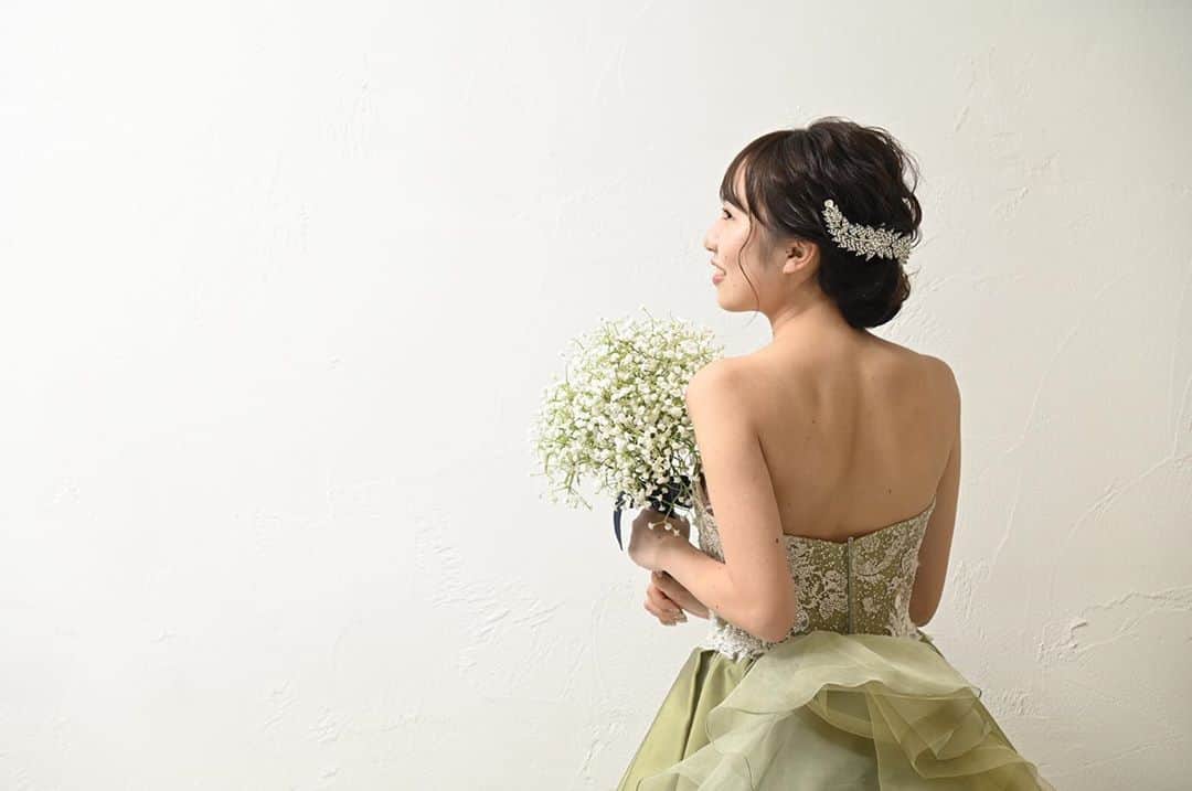 St.AQUA 東京の結婚式場 サンアクアチャペルのインスタグラム：「〜total coordinate〜  #くすみグリーン のドレスに #ナチュラル な #かすみ草ブーケ   #weddingceremony #hairmake #weddinghair #ブライダルヘア  #ヘアスタイル  #ヘアメイク  #花嫁ヘア  #トータルコーディネート  #花嫁コーディネート  #カラードレス #お色直しドレス #くすみカラー  #家族婚 #少人数結婚式 #純白ウェディング #フォトウェディング  #生花ブーケ #オリジナルブーケ #アートフラワー  #結婚式場探し #結婚準備  #みんなのウェディング  #サンアクアチャペル  #お急ぎ婚 #2021年春婚  #2021年夏婚 #2021年婚」