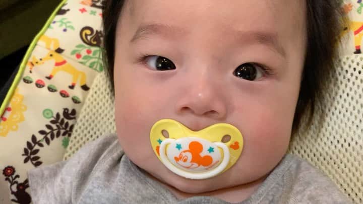 MAX鈴木のインスタグラム：「赤ちゃんって、これ好きだよね  #チビチビMAX #プルルルルルルゥバァッ」