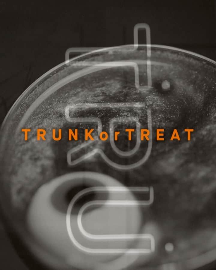 TRUNK(HOTEL)のインスタグラム：「TRUNK or TREAT   ハロウィンの夜にインスパイアされた、10月31日までの期間限定カクテル。 魔法のようにダークにきらめくパールパウダーが入った竹炭とビターオレンジのリキュールがベース。 仮装した子供たちがお菓子をもらいに家々を回る夜をイメージしたオレンジのビターな甘さ、アイラウイスキーのスモーキーさで不気味さを演出しました。  TRUNK(LOUNGE)のBARTIME(17 :00〜23:00)に提供いたします。  #trunkhotel #ブティックホテル #boutiquehotel　 #trunklounge #cocktails  #トランクホテル #カクテル ﻿ #shibuya #tokyo﻿ #ハロウィン #halloween」