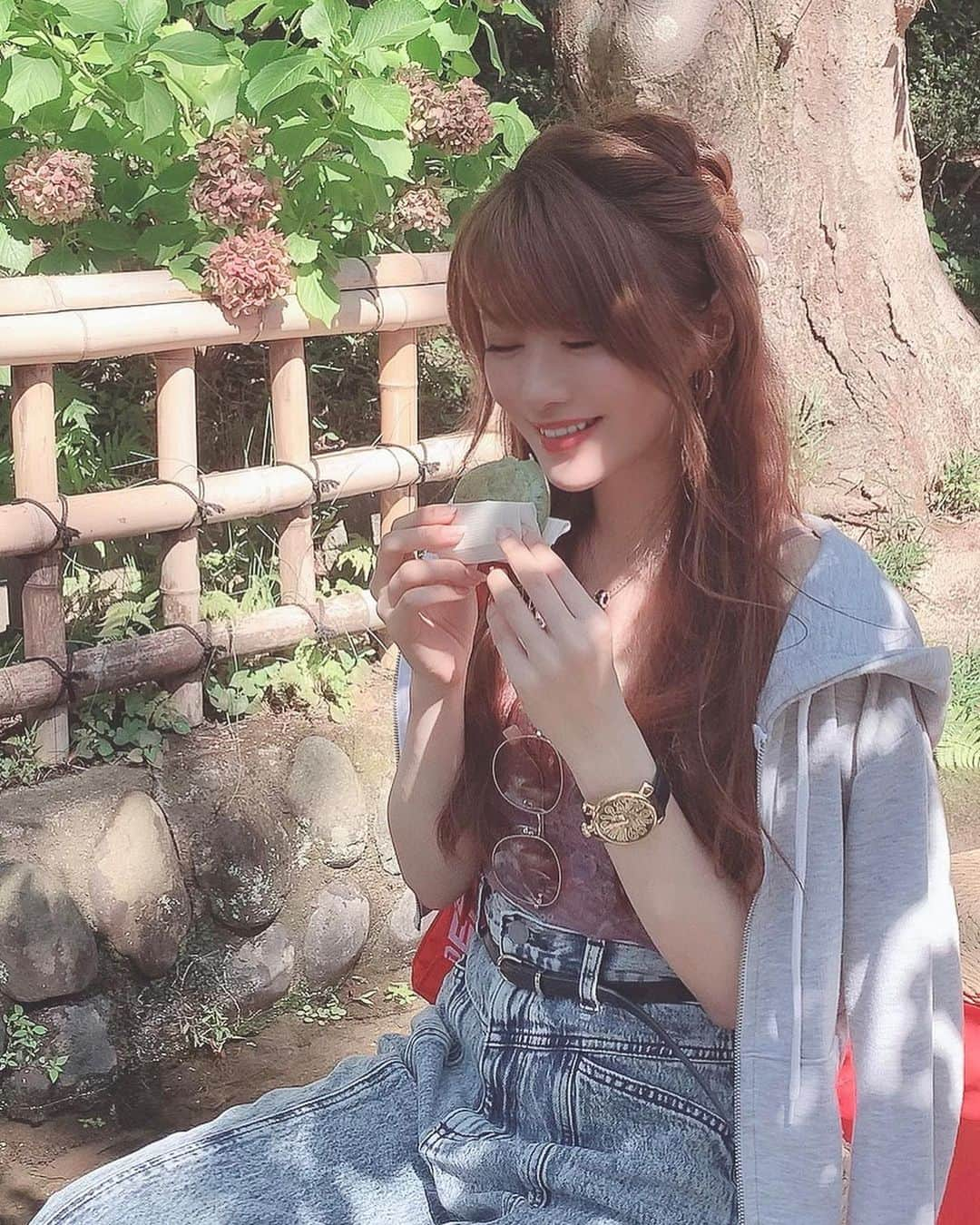 相沢みなみさんのインスタグラム写真 - (相沢みなみInstagram)「和菓子タイム🍵🍡 #焼き草餅  . yaki-kusamochi🌿 . 烤青团很好吃❤︎ . #相沢みなみ」10月24日 12時16分 - epoint2016