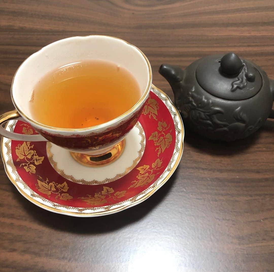 志村玲於さんのインスタグラム写真 - (志村玲於Instagram)「久しぶりにtea  飲んでるやつ↓  蜜香茶 台湾のお茶でウンカと言う虫が茶の木に刺激を与える事で、自衛により甘い蜜のような香りを出したものです。  #紅茶 #紅茶好き #紅茶Butler」10月24日 12時26分 - reoshimura0129