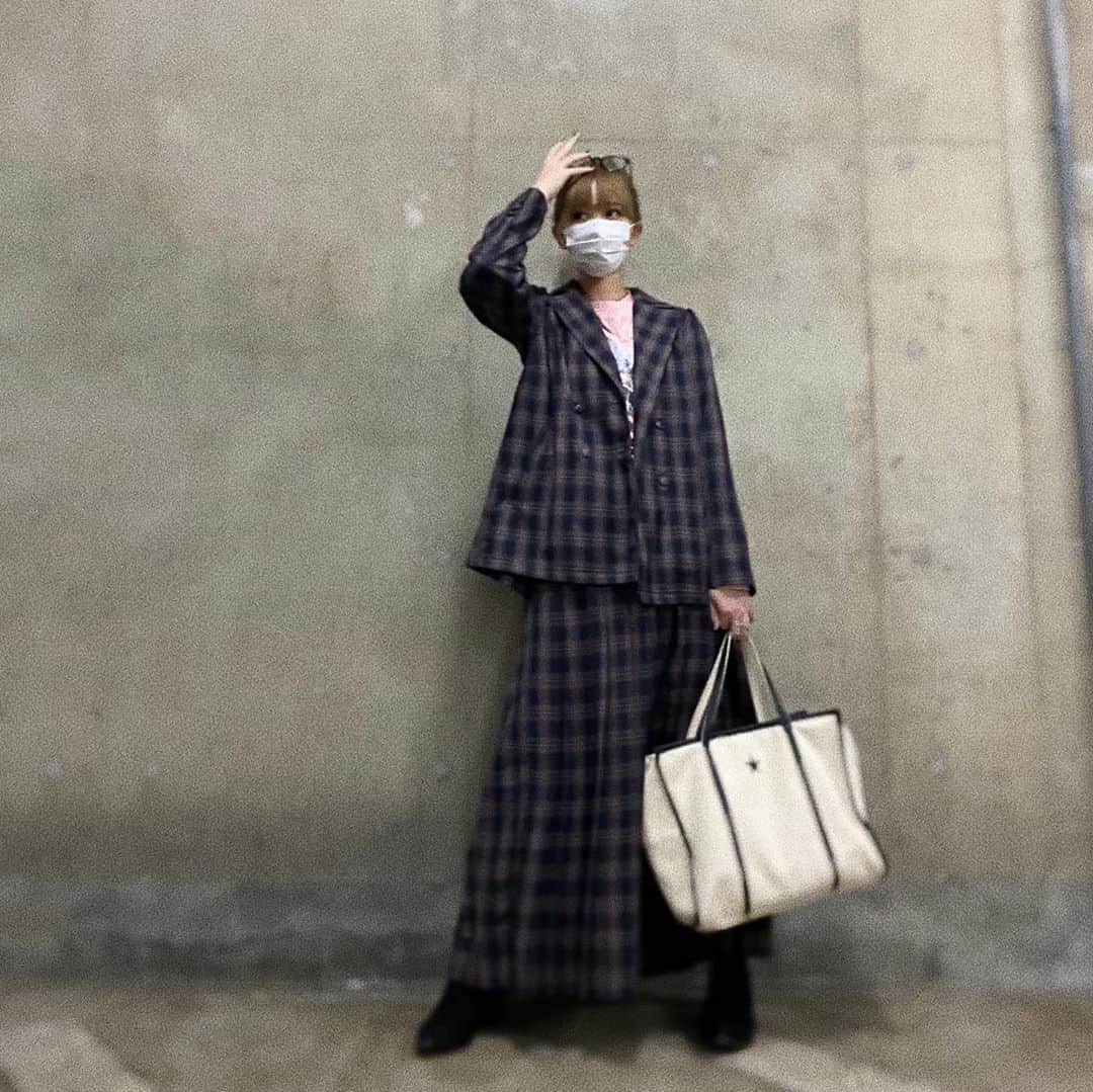 MACOのインスタグラム：「インスタライブでみんながそれどこの お洋服ー！って言ってくれてたのは @jouetie_official のセットアップだよー👩🏻‍✈️ 形がよくて とてもお気に入り。♡  仕事終わったらざっくりお団子にして サササっと帰るタイプです🏃‍♀️ #ootd」