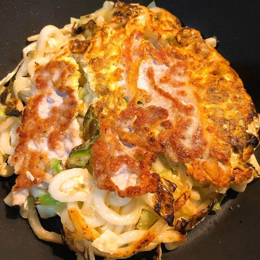 久保田磨希さんのインスタグラム写真 - (久保田磨希Instagram)「家族のお昼ご飯に うどんでお好み焼き風　を作ってきました。どうなんだろう？ うどんとキャベツに卵を混ぜて焼いただけ。豚肉には塩をしたけれど。物足りない味な気がするけど、味見してない💦 そして、私はエレファントマンの楽屋で、制作さんの愛が詰まった温かいお弁当をいただいてます。 今日も頑張れる。 #久保田磨希 #うどんのお好み焼き #温かいお弁当 #パエリア #エレファントマン #舞台稽古」10月24日 12時20分 - maki_kubota1973