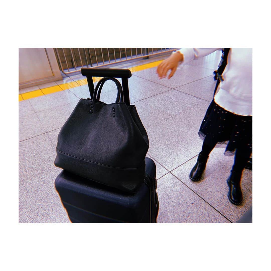 佐藤佳菜子さんのインスタグラム写真 - (佐藤佳菜子Instagram)「母のお墓詣りに、みんなで実家に。  #バッグは @micadellavalle と @muji_global の小さいトランク #スーツケースとバッグの色を合わせるのが好きだ」10月24日 12時20分 - kanakosato1019
