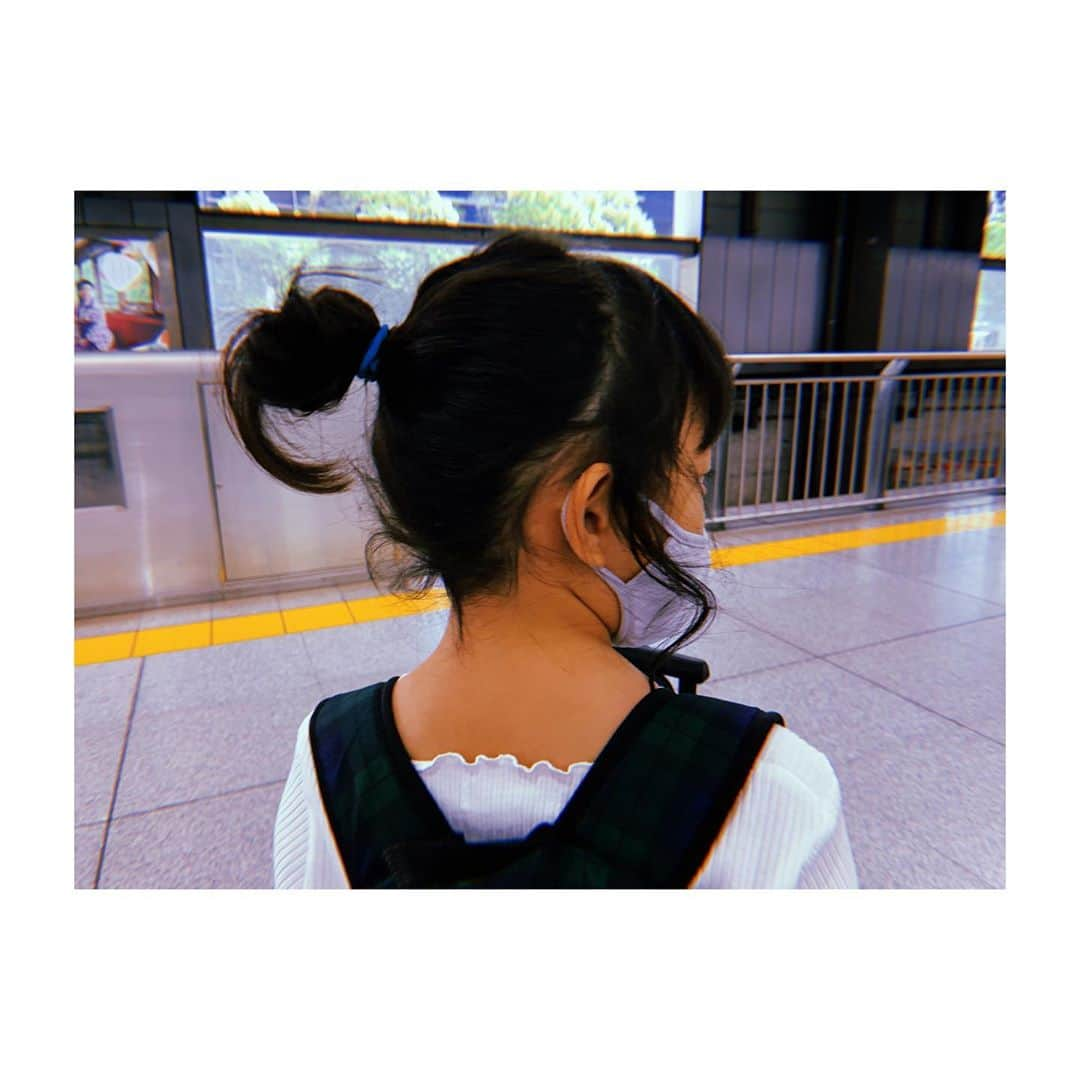 佐藤佳菜子さんのインスタグラム写真 - (佐藤佳菜子Instagram)「母のお墓詣りに、みんなで実家に。  #バッグは @micadellavalle と @muji_global の小さいトランク #スーツケースとバッグの色を合わせるのが好きだ」10月24日 12時20分 - kanakosato1019