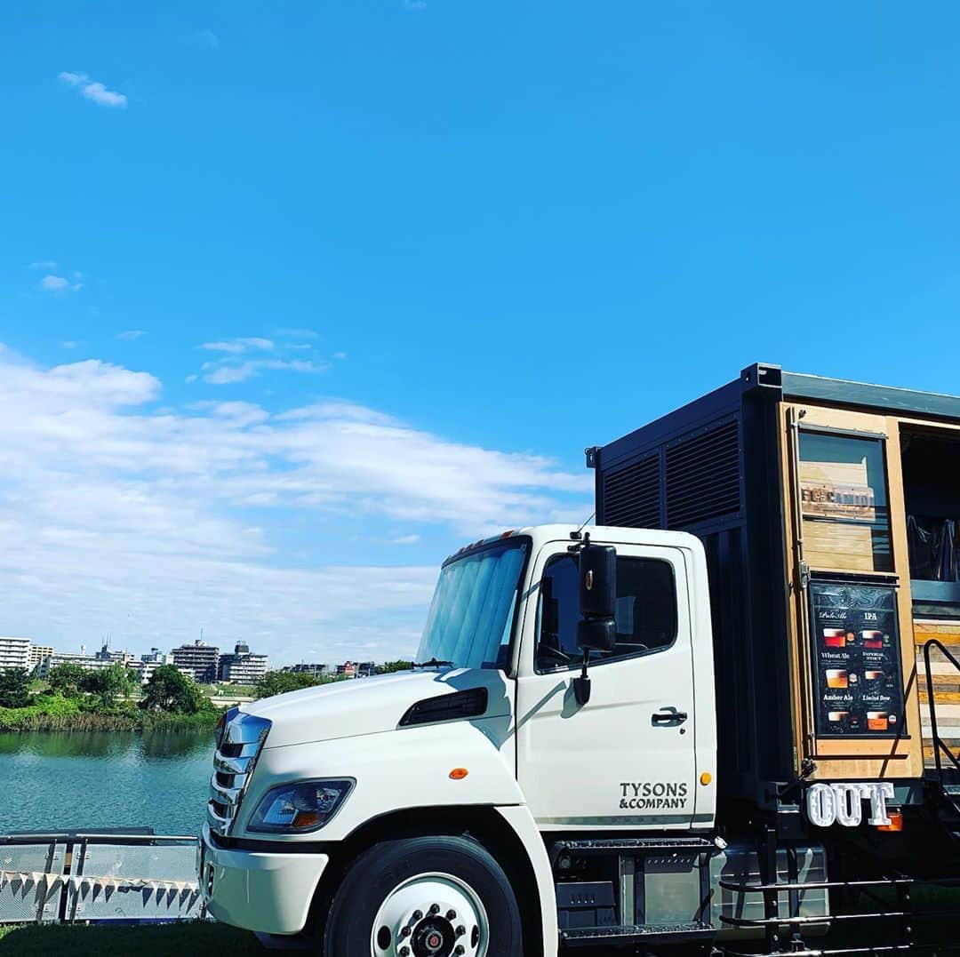 EL★CAMIONのインスタグラム：「. 晴れました！ 今日もエルカミオンは多摩川みはらし公園にいます。  ライブもあるので、ビール片手に青空の下でお楽しみ下さい！！  ロー密パークフェス 多摩川みはらし公園 12:00〜20:00  #elcamion #kawasaki #romitsuparkfes #greensprings #tachikawa #beertruck #tyharborbrewery #craftbeer #brewery #instabeer #beerstagram #beerporn #beergeek #beerlover #madeintokyo #tysonsandcompany #エルカミオン #ビアトラック #ティーワイハーバーブルワリー #クラフトビール #ブルワリー #インスタビール #ビアスタグラム #クラフトビア  #ビアラバー #天王洲アイル #メイドイントウキョウ #タイソンズアンドカンパニー」